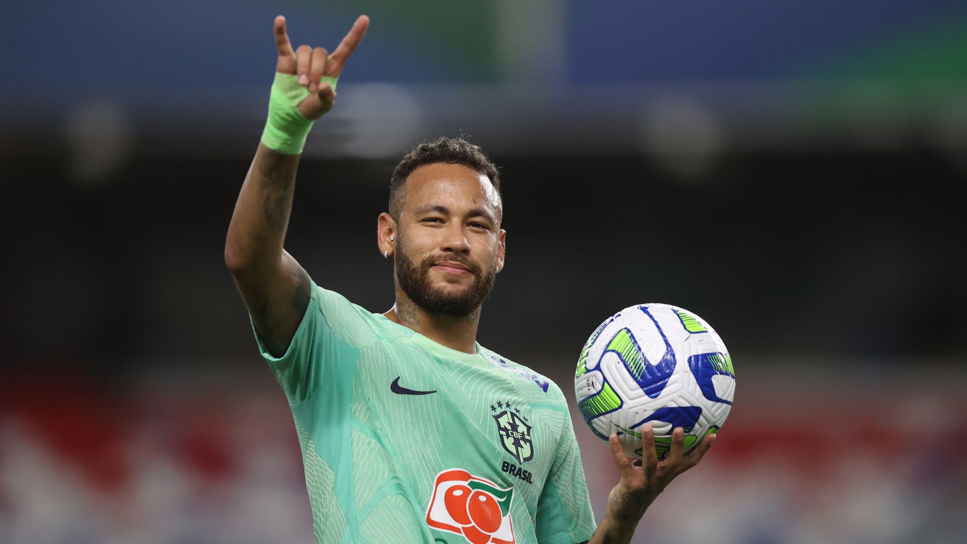 Neymar com proteção no punho direito durante último treino (Crédito: Getty Images)