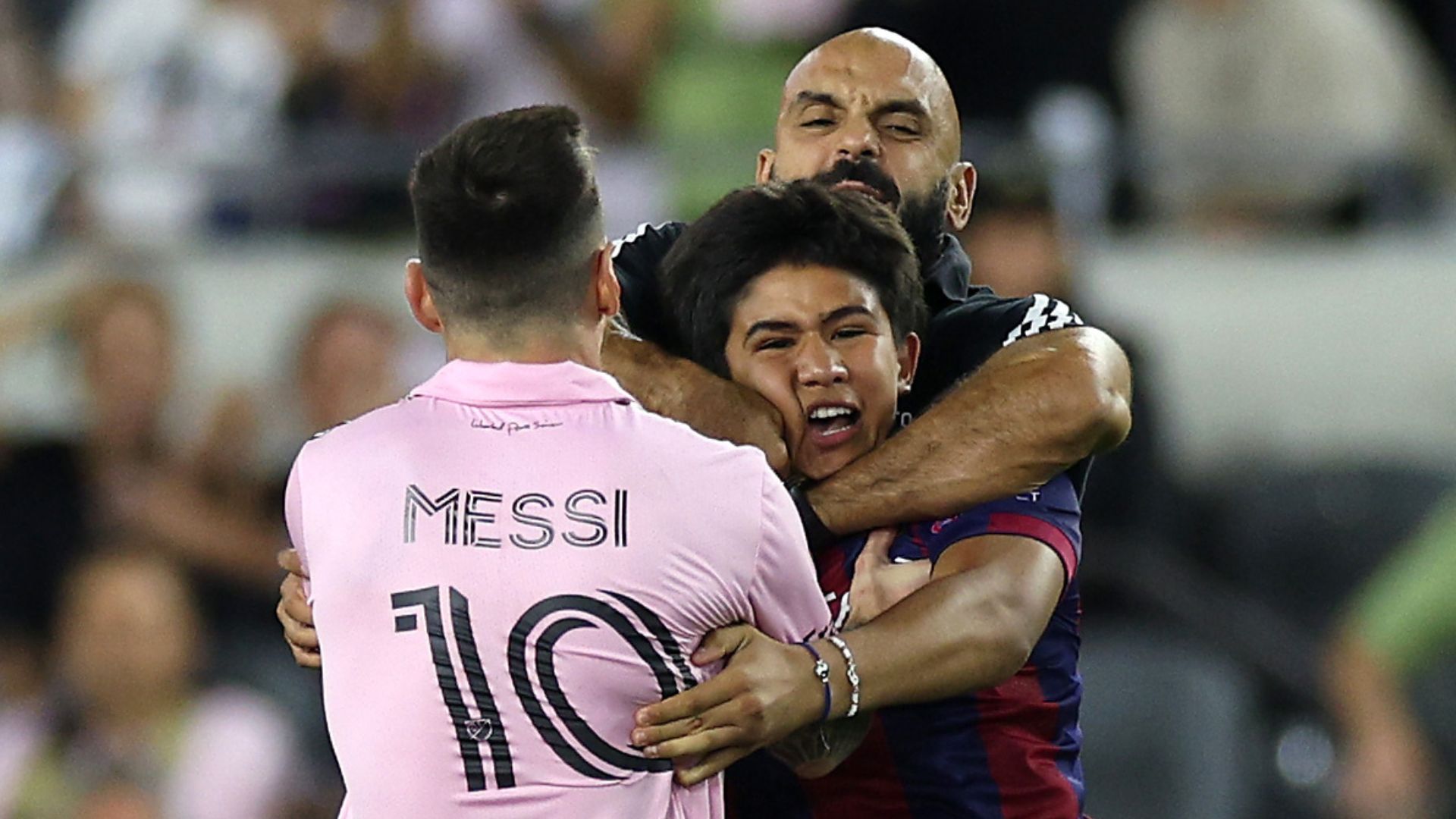 Chueko em ação, impedindo torcedor que tinha invadido o campo para encontrar Messi (Crédito: Getty Images)