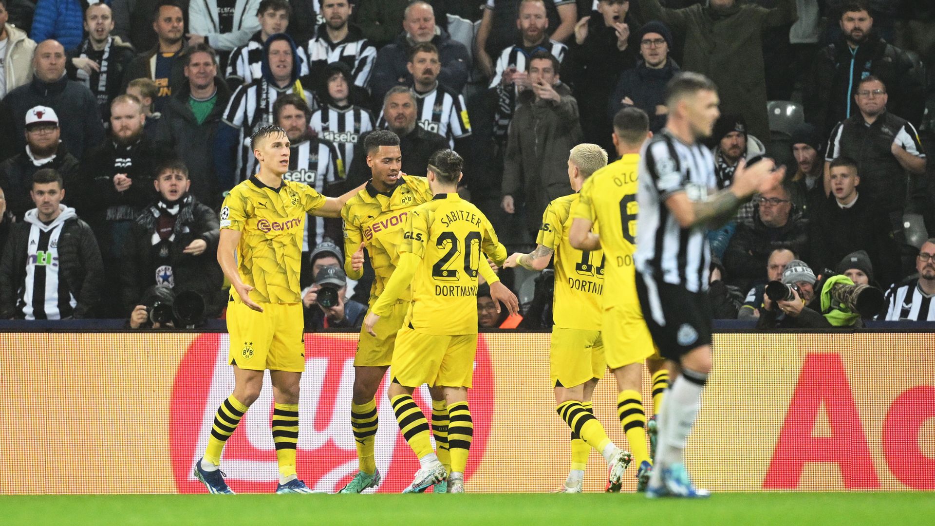 Borussia Dortmund venceu o Newscastle, no St James Park (Crédito: Getty Images)