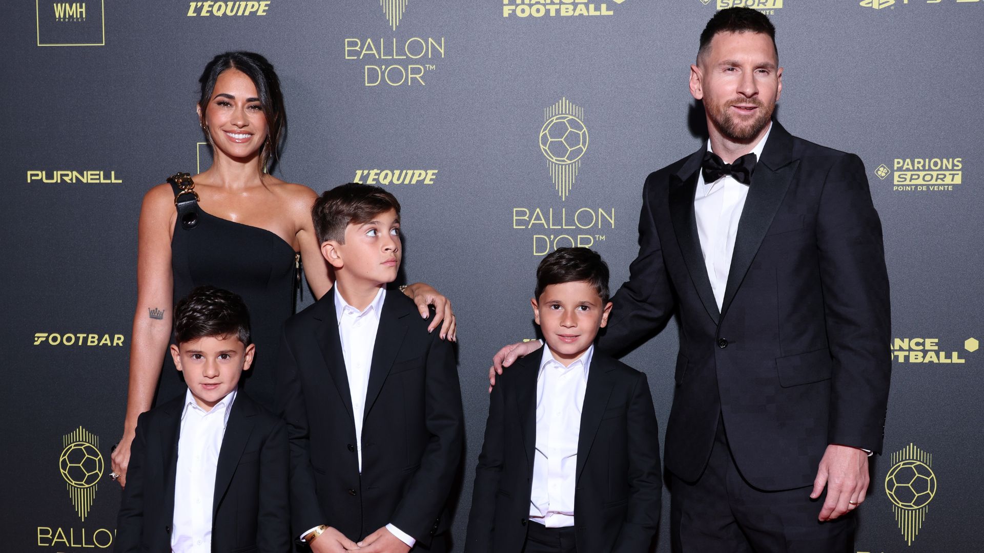 Chegada de Lionel Messi e família para a cerimônia da Bola de Ouro, em Paris (Crédito: Getty Images)