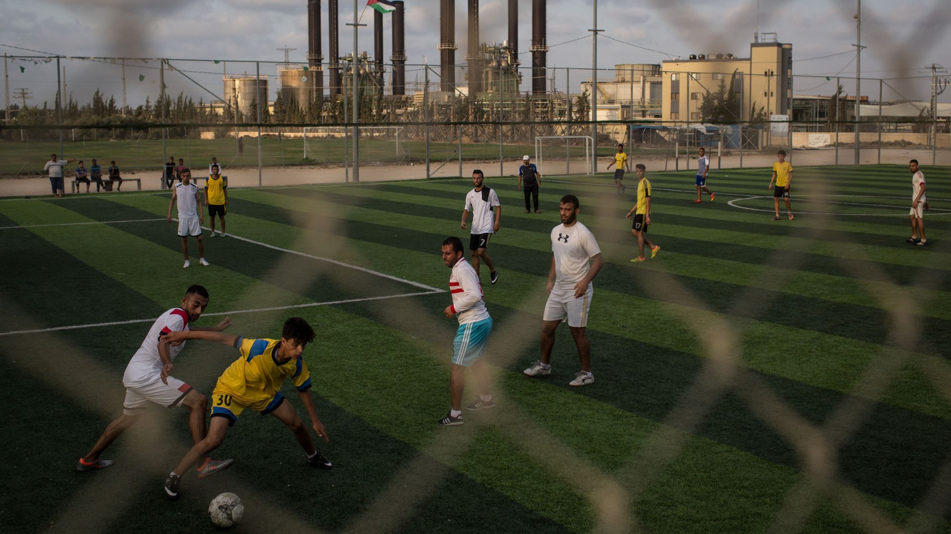 Pessoas jogam futebol em Gaza em maio ao corte de eletricidade