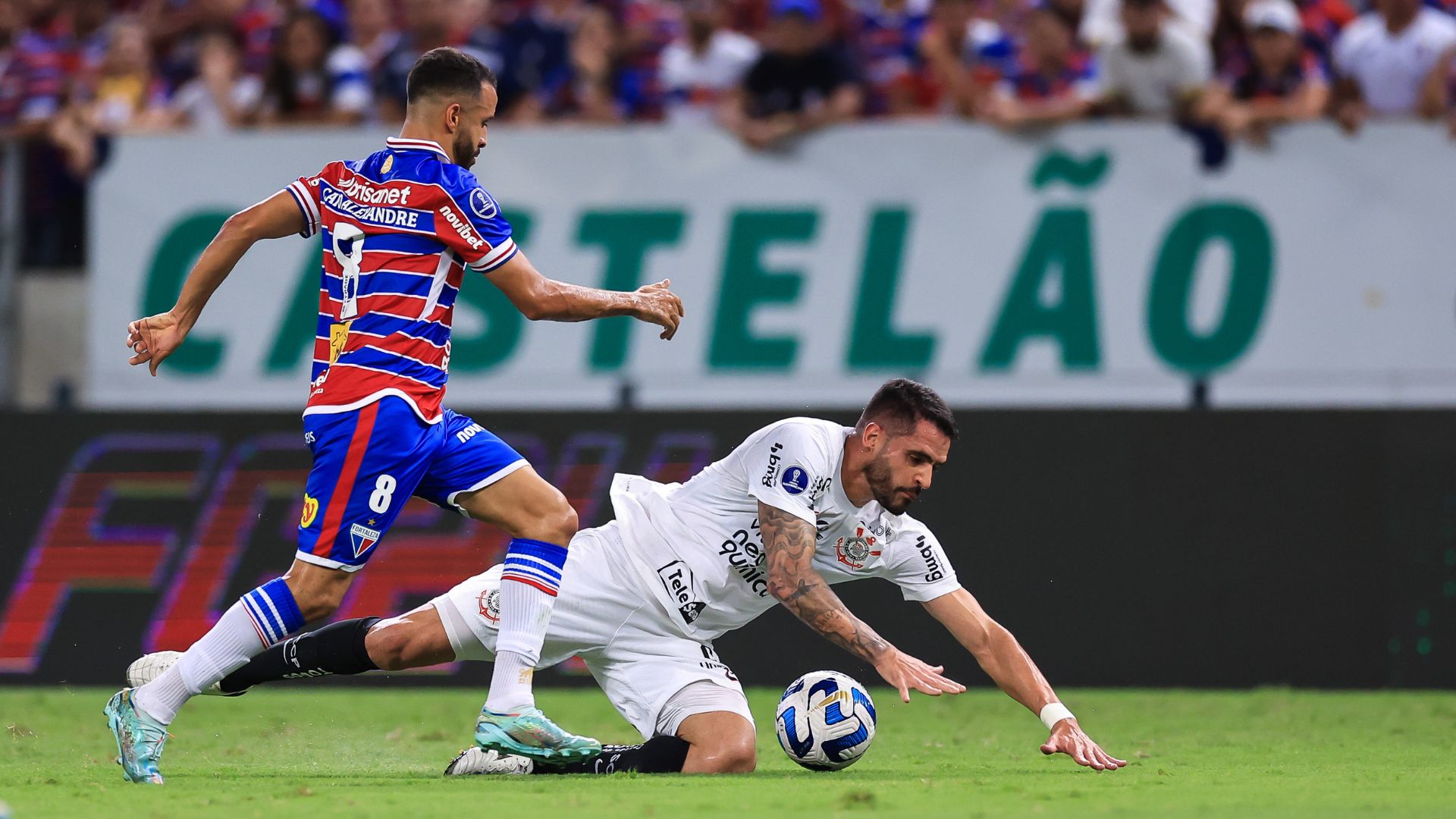O Corinthians perdeu fora de casa e apenas empatou dentro de casa, rendendo uma eliminação na Sul-Americana (Crédito: Getty Images)