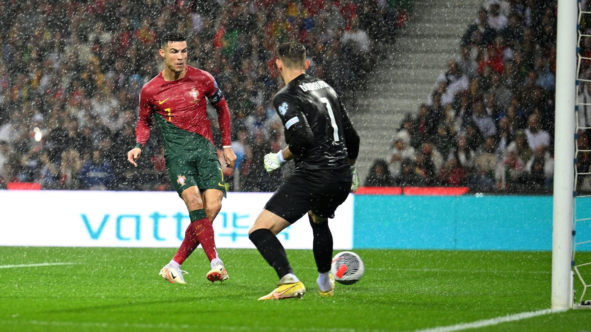 Cristiano Ronaldo marcando por Portugal