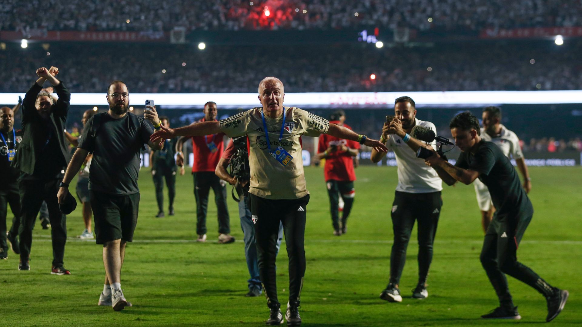 Dorival Júnior comemorando junto com a torcida do São Paulo (Crédito: Getty Images)
