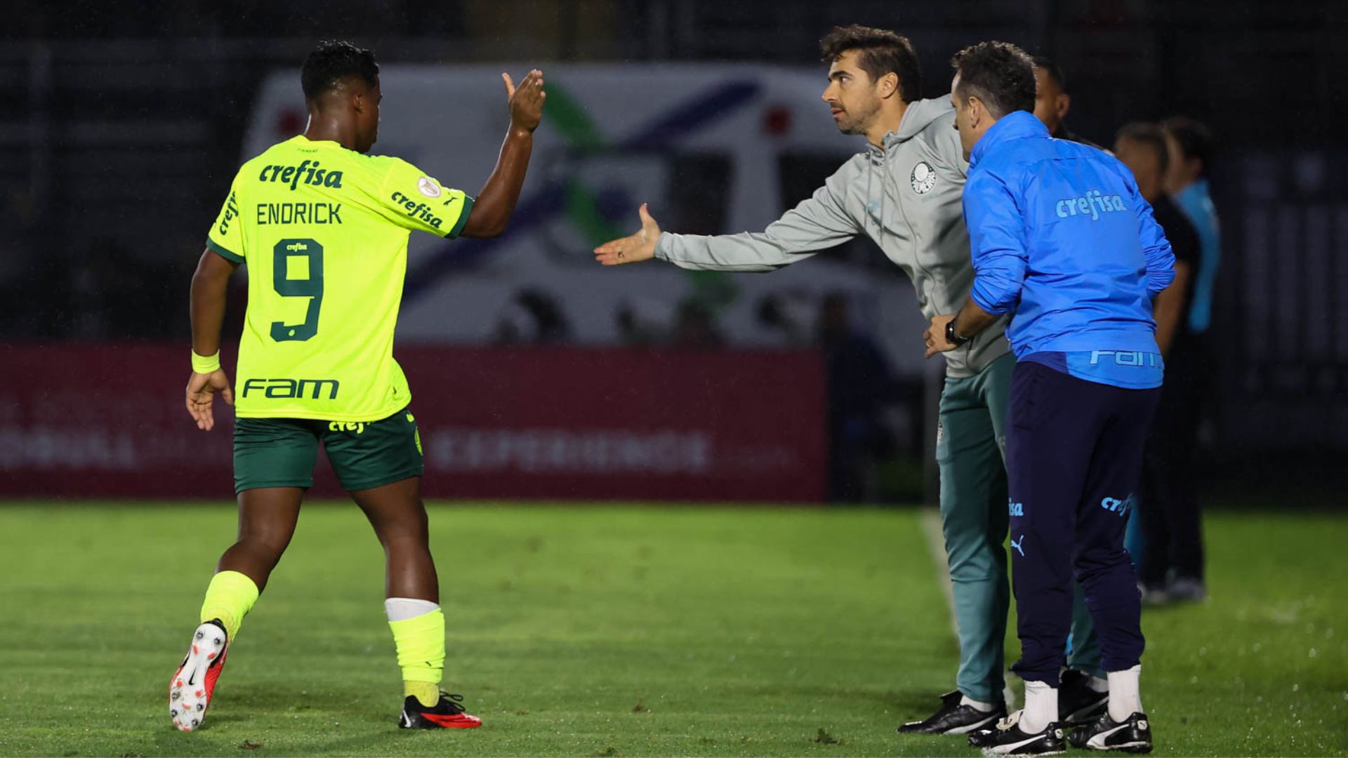 Endrick cumprimentando o treinador Abel Ferreira (Crédito: Cesar Greco / Palmeiras)