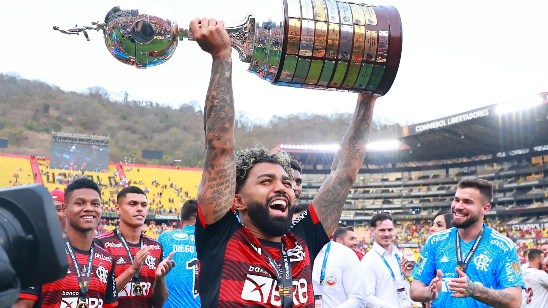 Gabigol comemorando segunda conquista da Libertadores