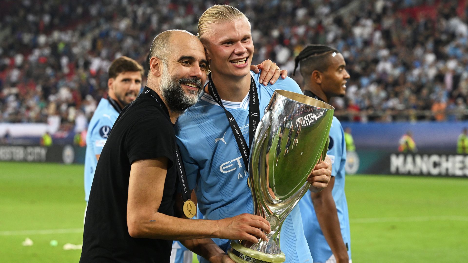 Guardiola e Haaland comemorando o título da Supercopa da Europa (Crédito: Getty Images)