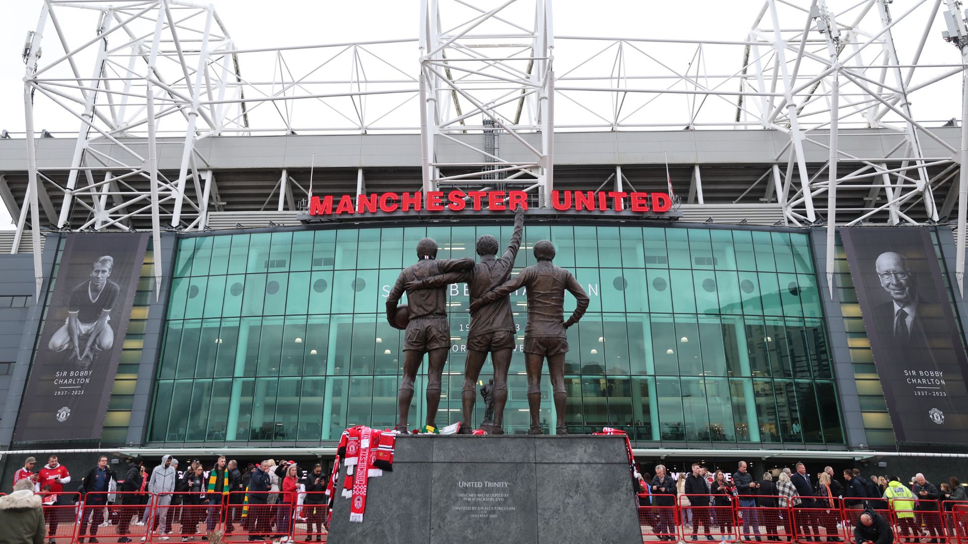 Homenagens a Bobby Charlton nos arredores do Old Trafford (Crédito: Getty Images)