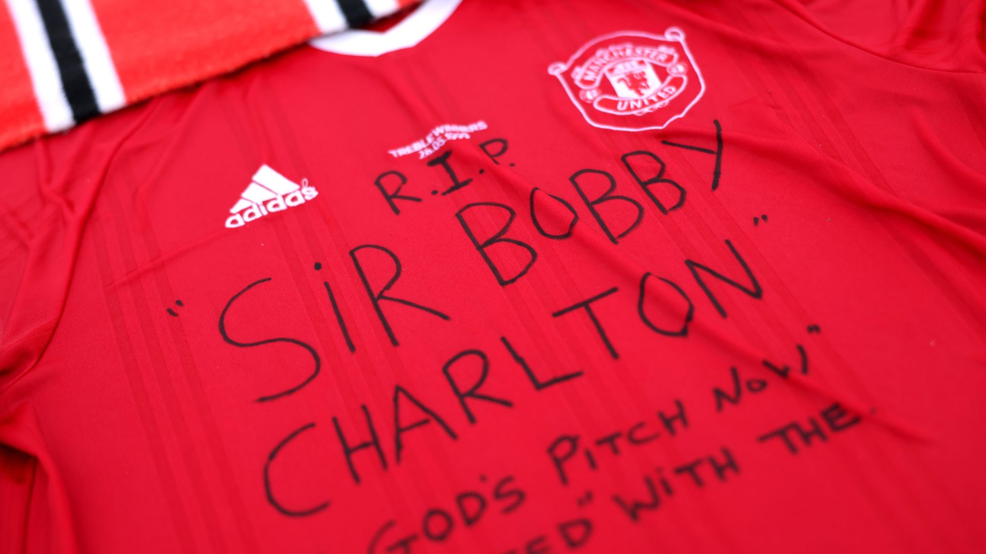 Camisa em tributo á morte de Sir Bobby Charlton (Crédito: Getty Images)