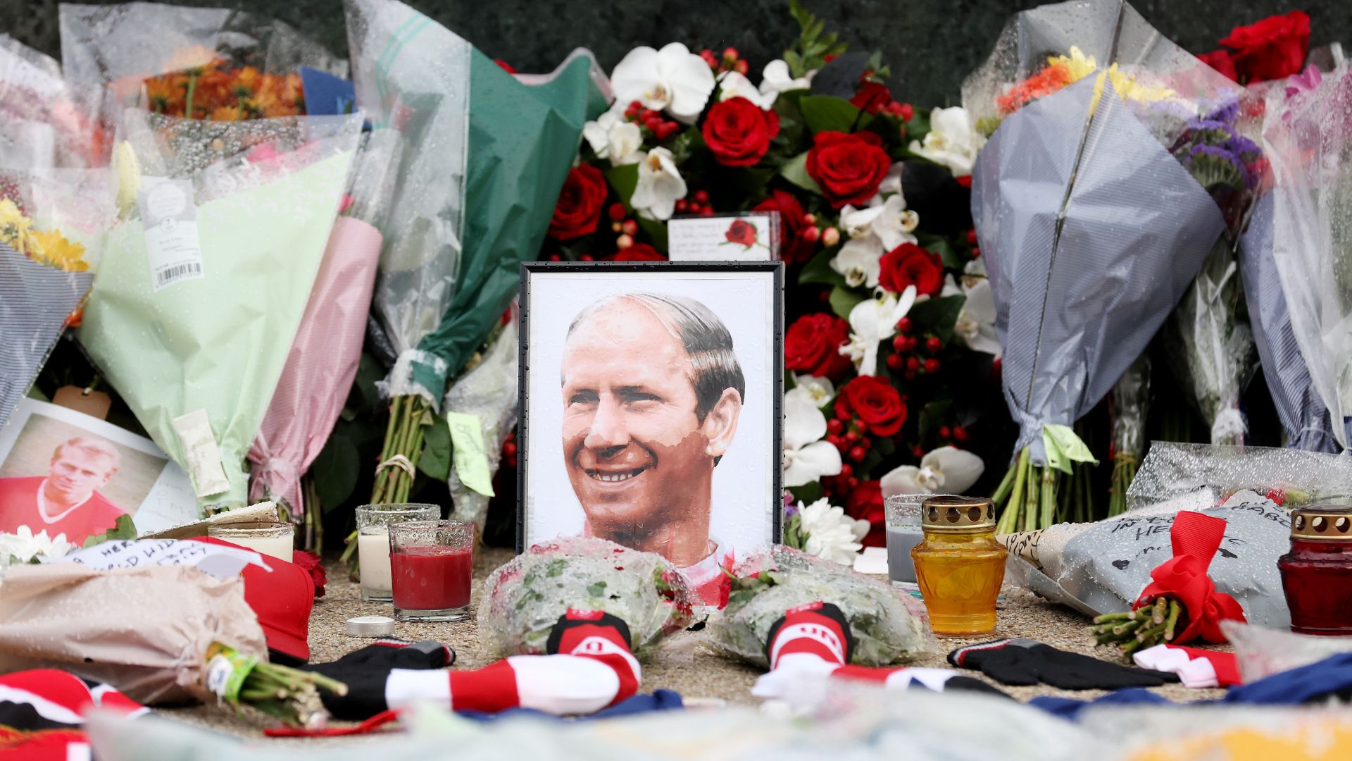 Quadro de Bobby Charlton com flores em tributo (Crédito: Getty Images)