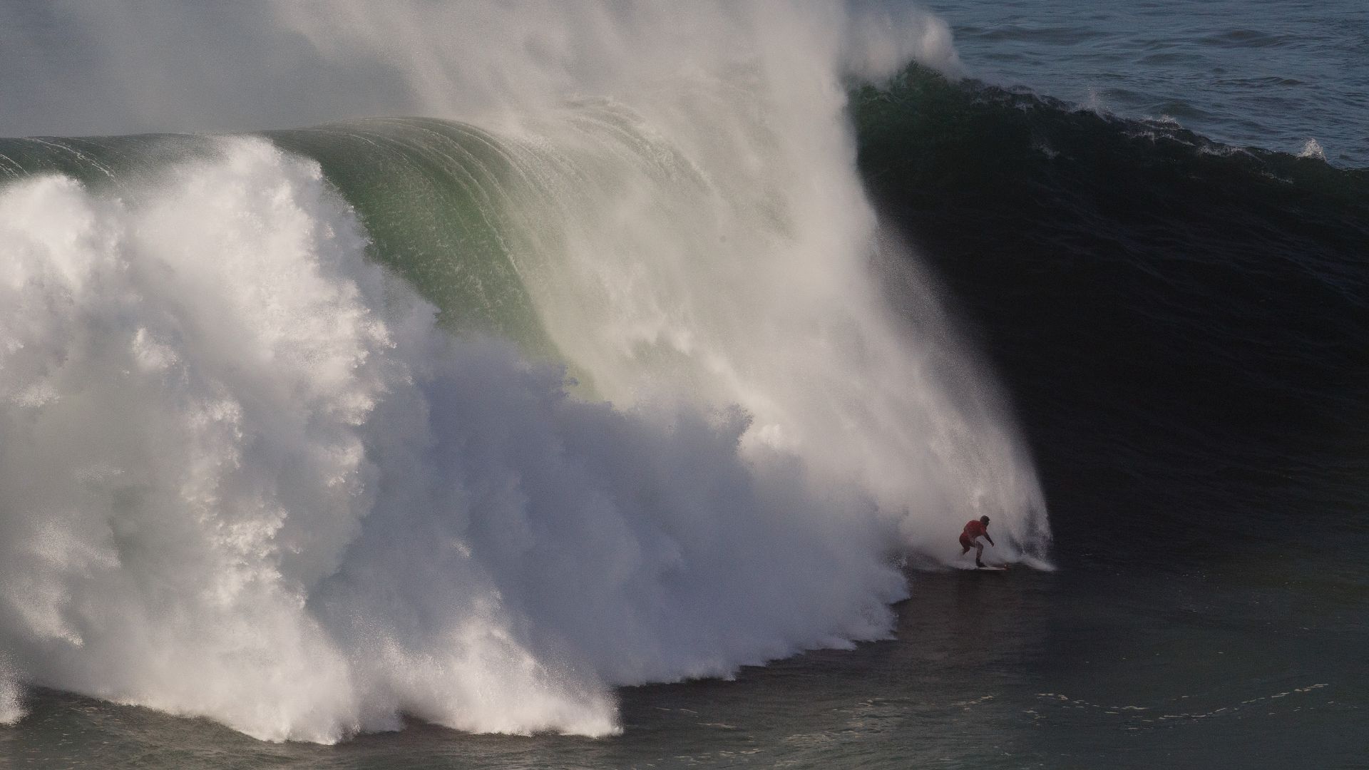 Marcelo Luna surfando nas ondas gigantes de Nazaré, em Portugal (Crédito: Getty Images)