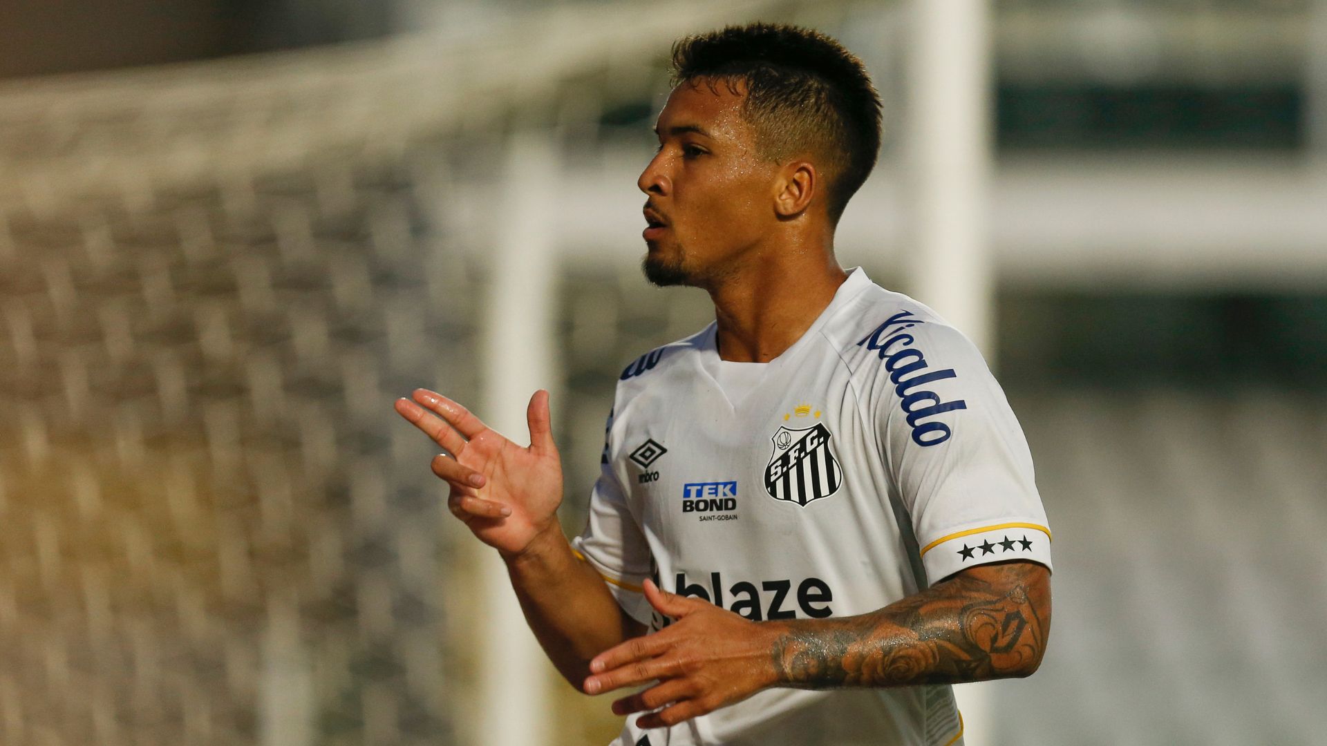 Marcos Leonardo comemorando gol pelo Santos (Crédito: Getty Images)