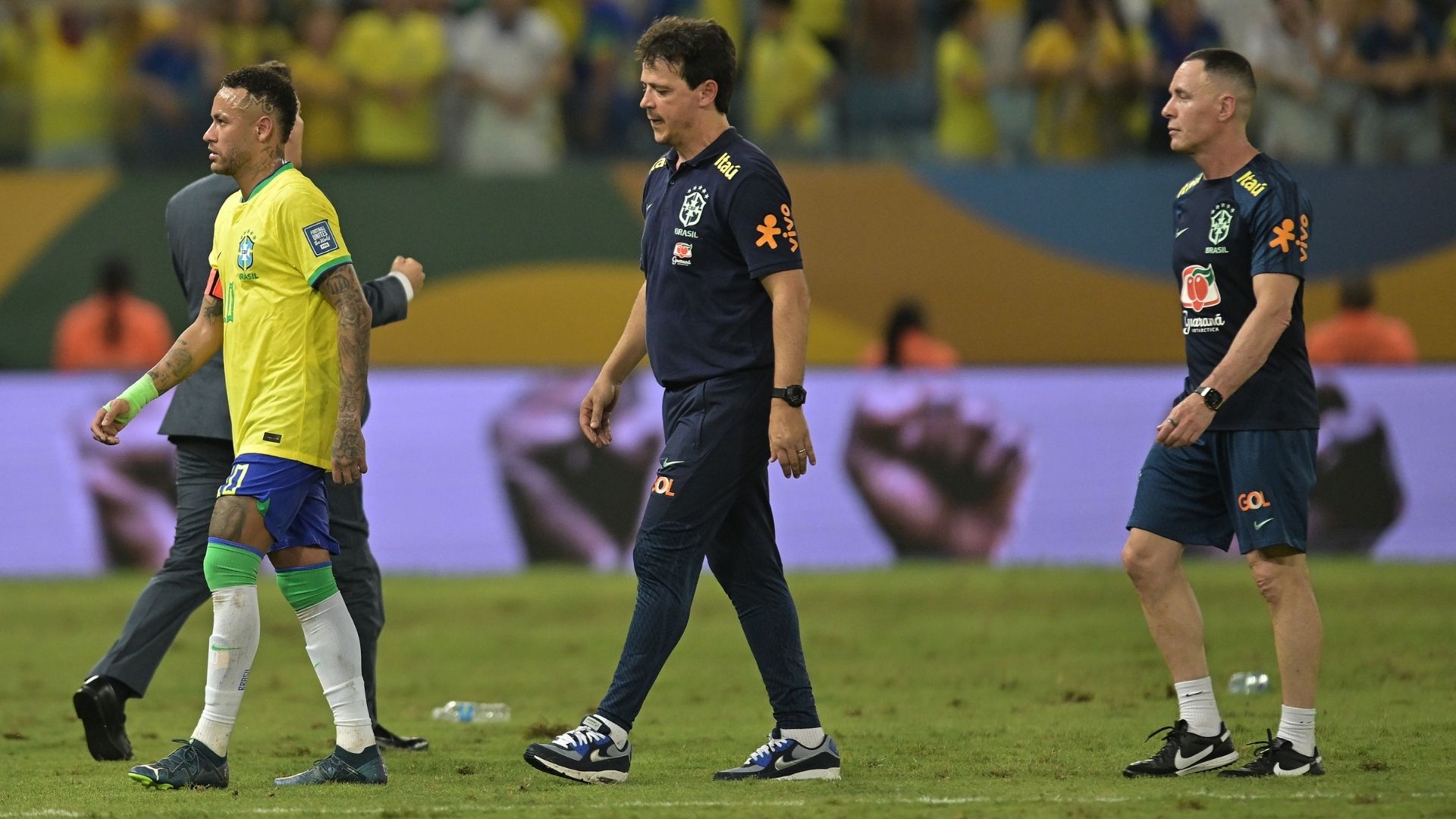 Neymar deixando o gramado após o empate contra a Venezuela (Crédito: Getty Images)