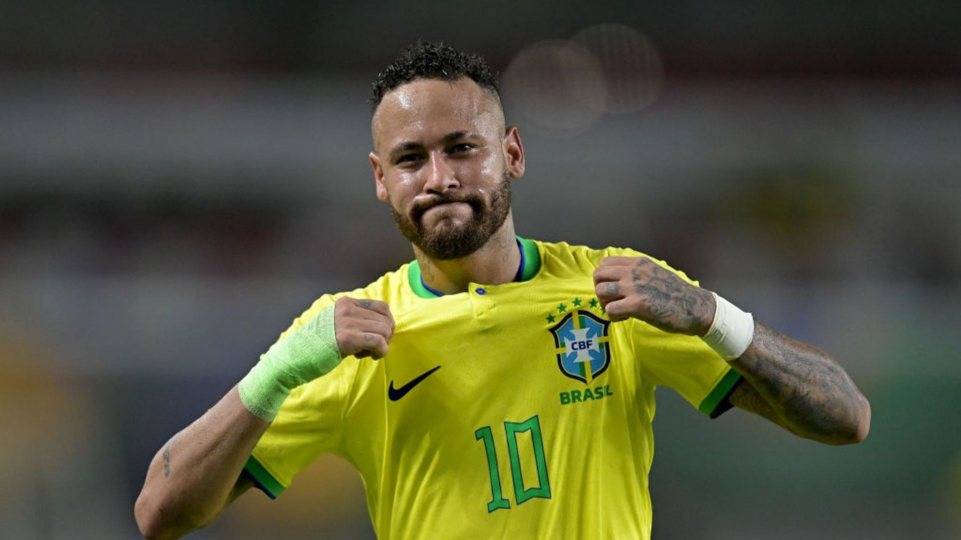 Neymar comemorando gol com a camisa do Brasil