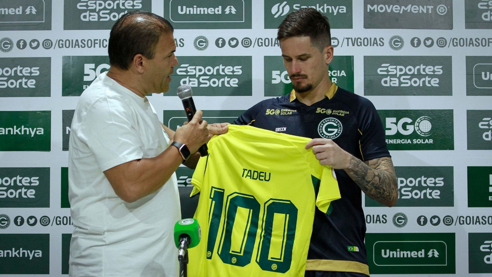 Tadeu recebendo camisa comemorativa por marca inédita (Crédito: Rosiron Rodrigues / Goiás EC)