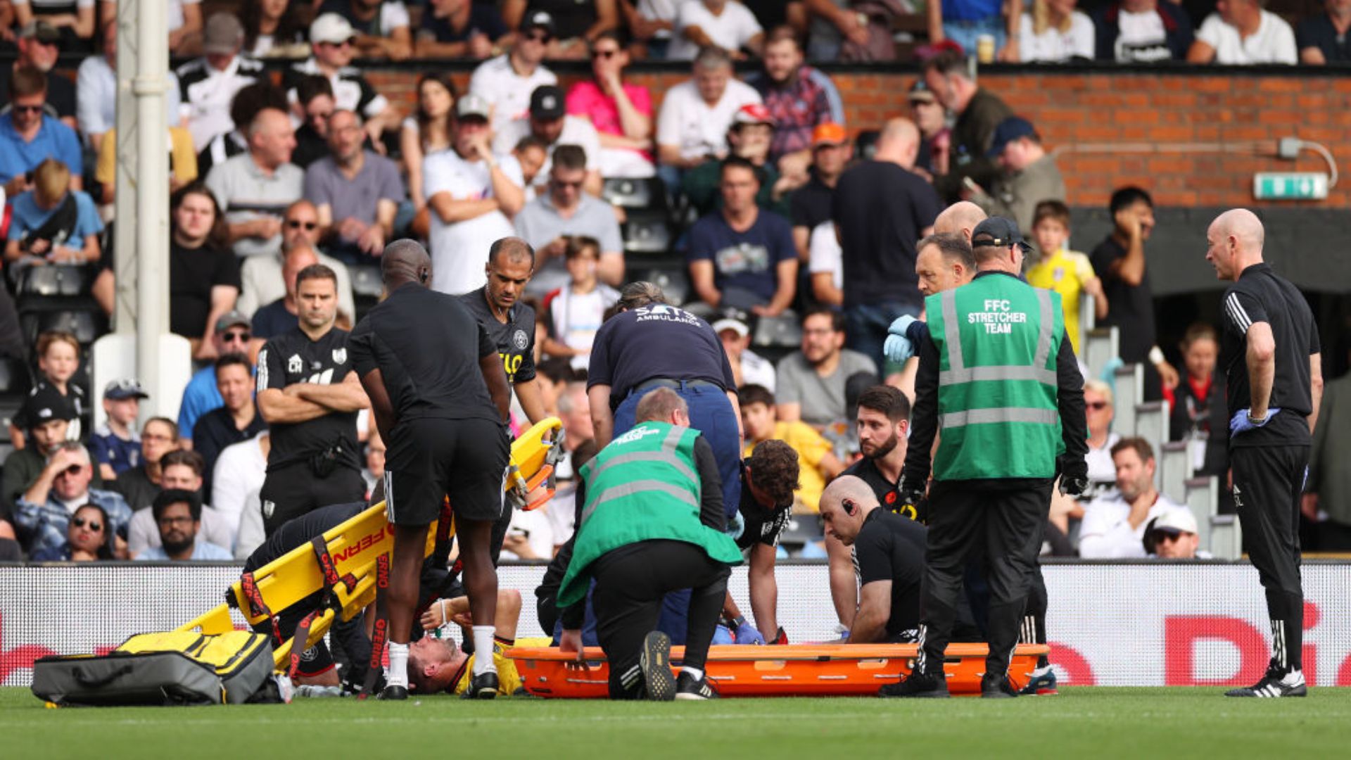 ⚠️ Partida da Premier League é suspensa após jogador desmaiar em campo