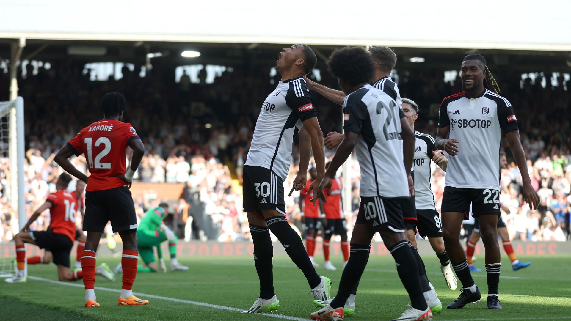 Carlos Vinícius comemorando gol pelo Fulham (Crédito: Getty Images)