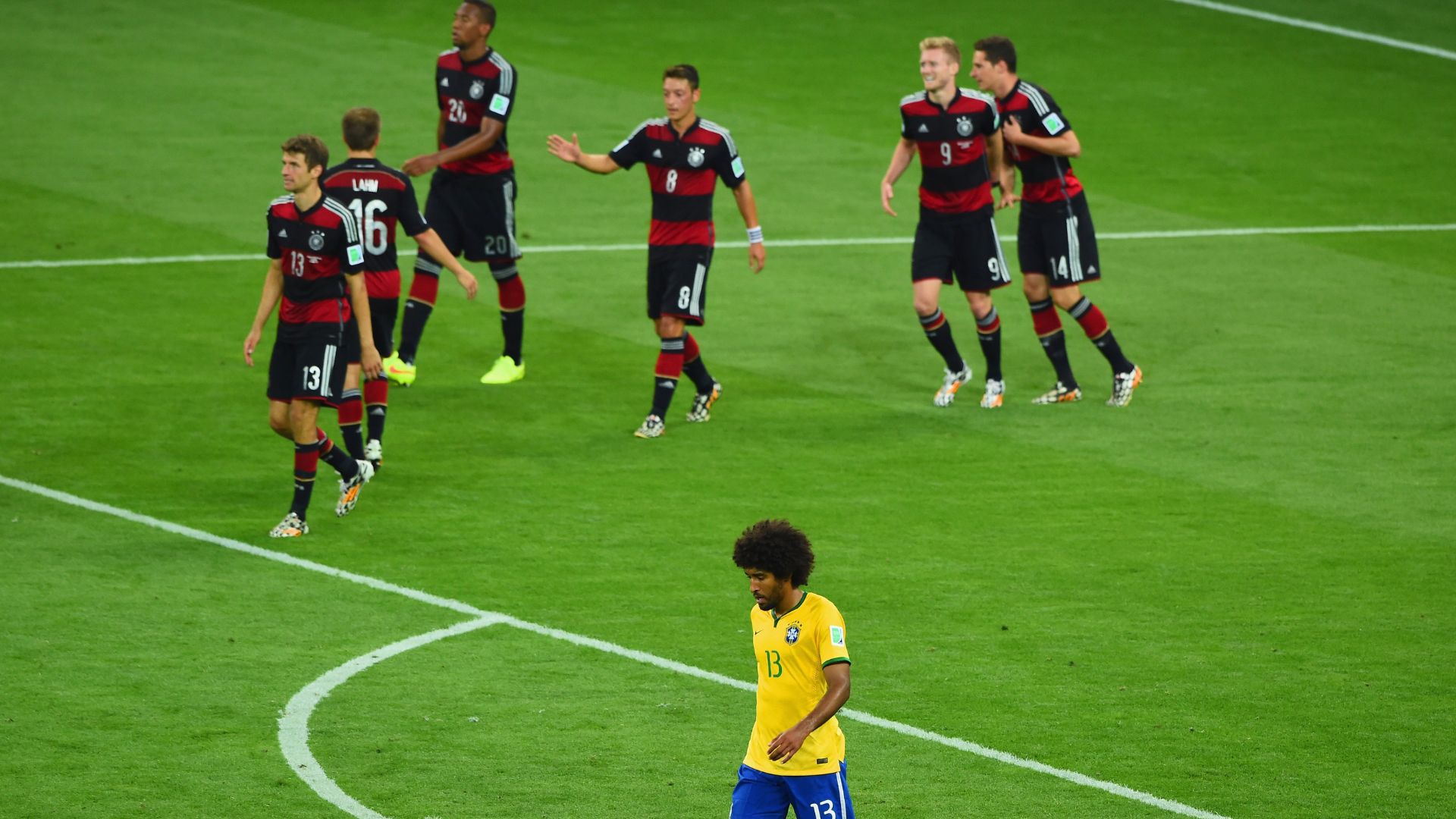 Dante lamentando a goleada contra a Alemanha