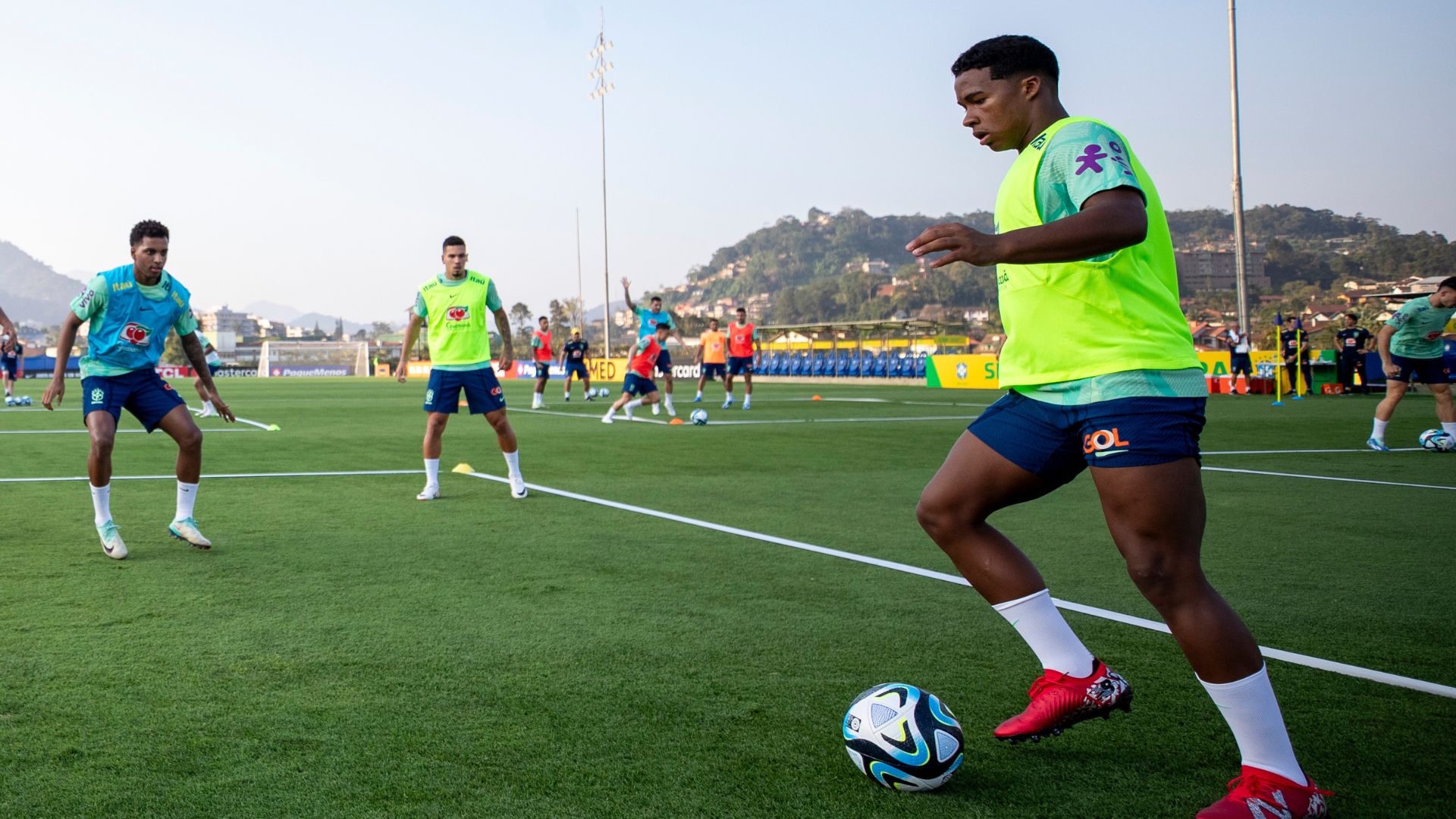 Endrick durante o treinamento da Seleção Brasileira (Crédito: Joilson Marconne / CBF)