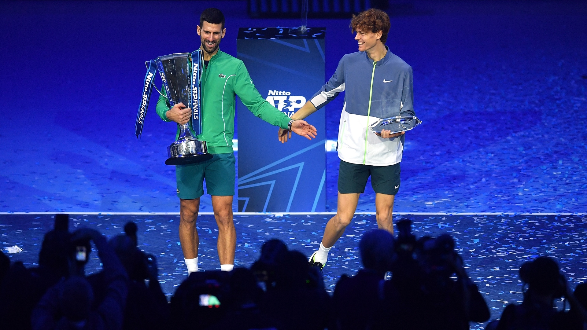 ATP Finals: invencível Sinner ajuda Djokovic a chegar às meias
