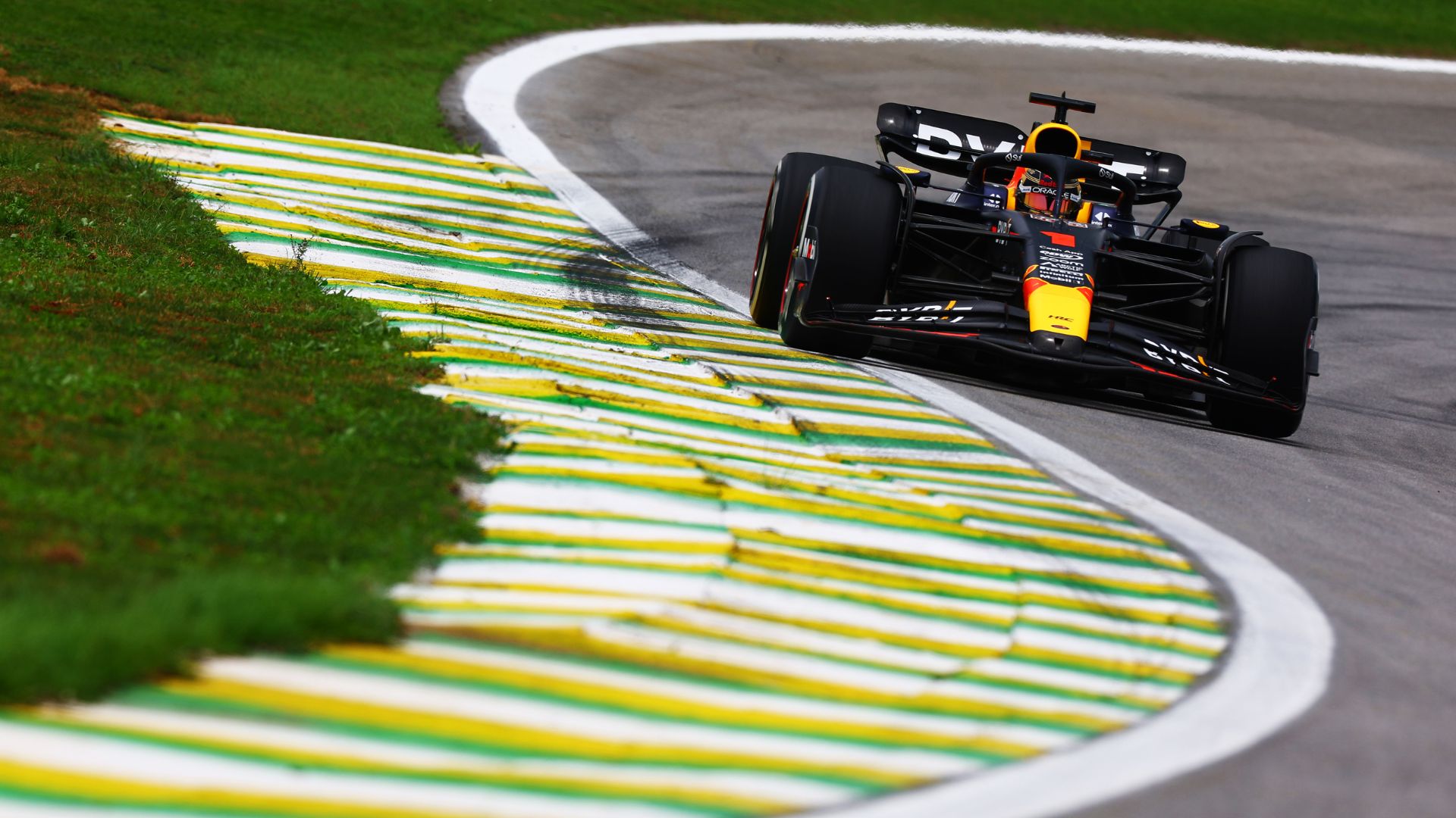 Max Verstappen em ação durante a classificatória do GP de São Paulo (Crédito: Getty Images)