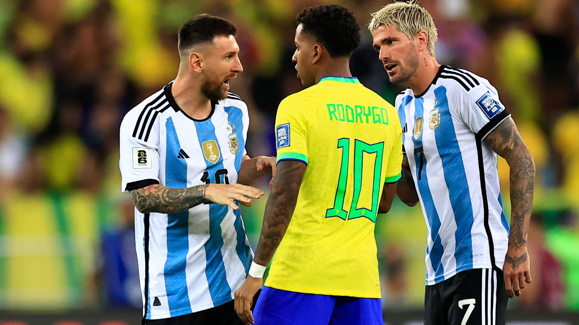 Momento da discussão entre Rodrygo e Messi