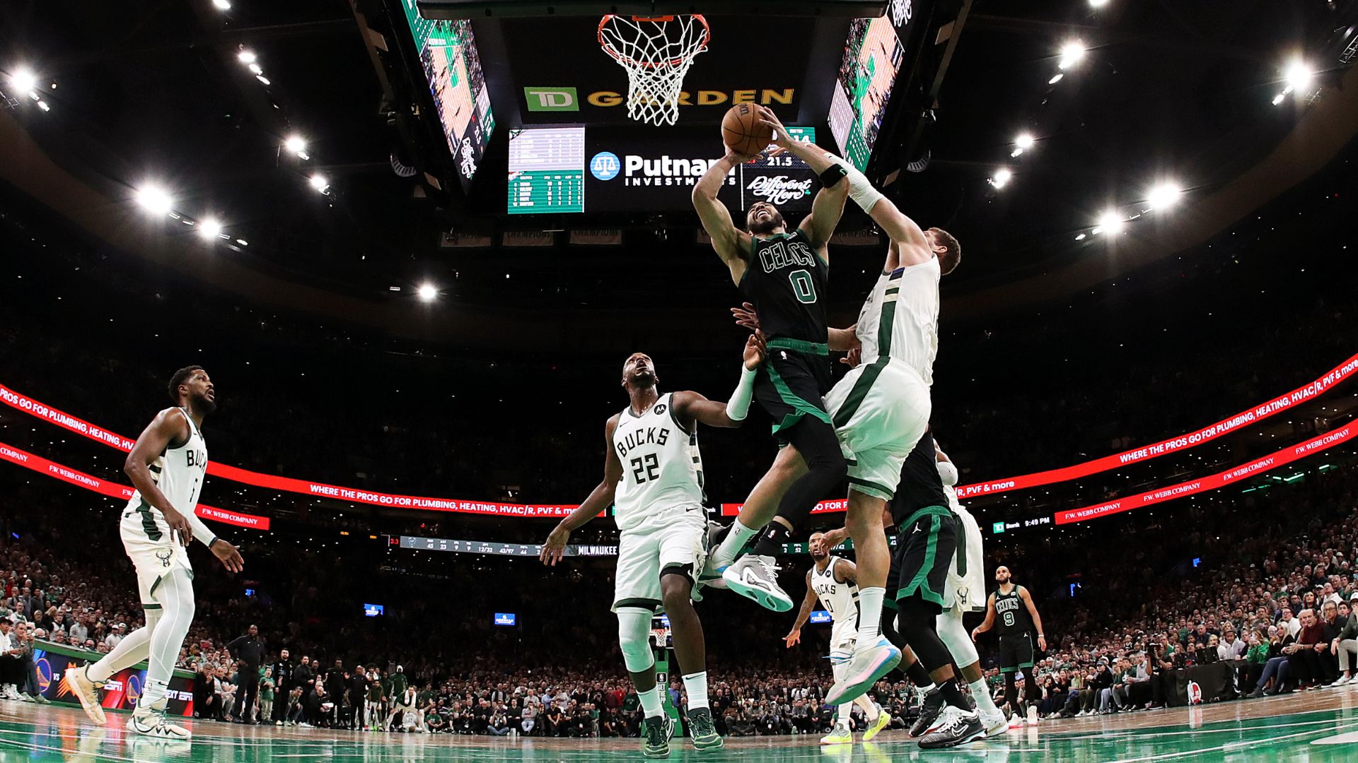 Bucks sofrem, mas vencem Boston Celtics em duelo de líderes na NBA