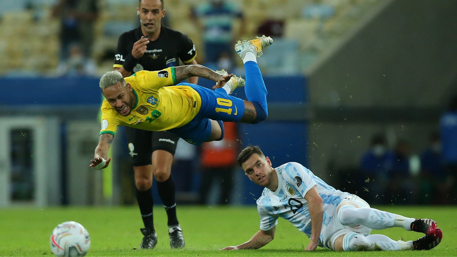 Neymar sofrendo falta contra a Argentina