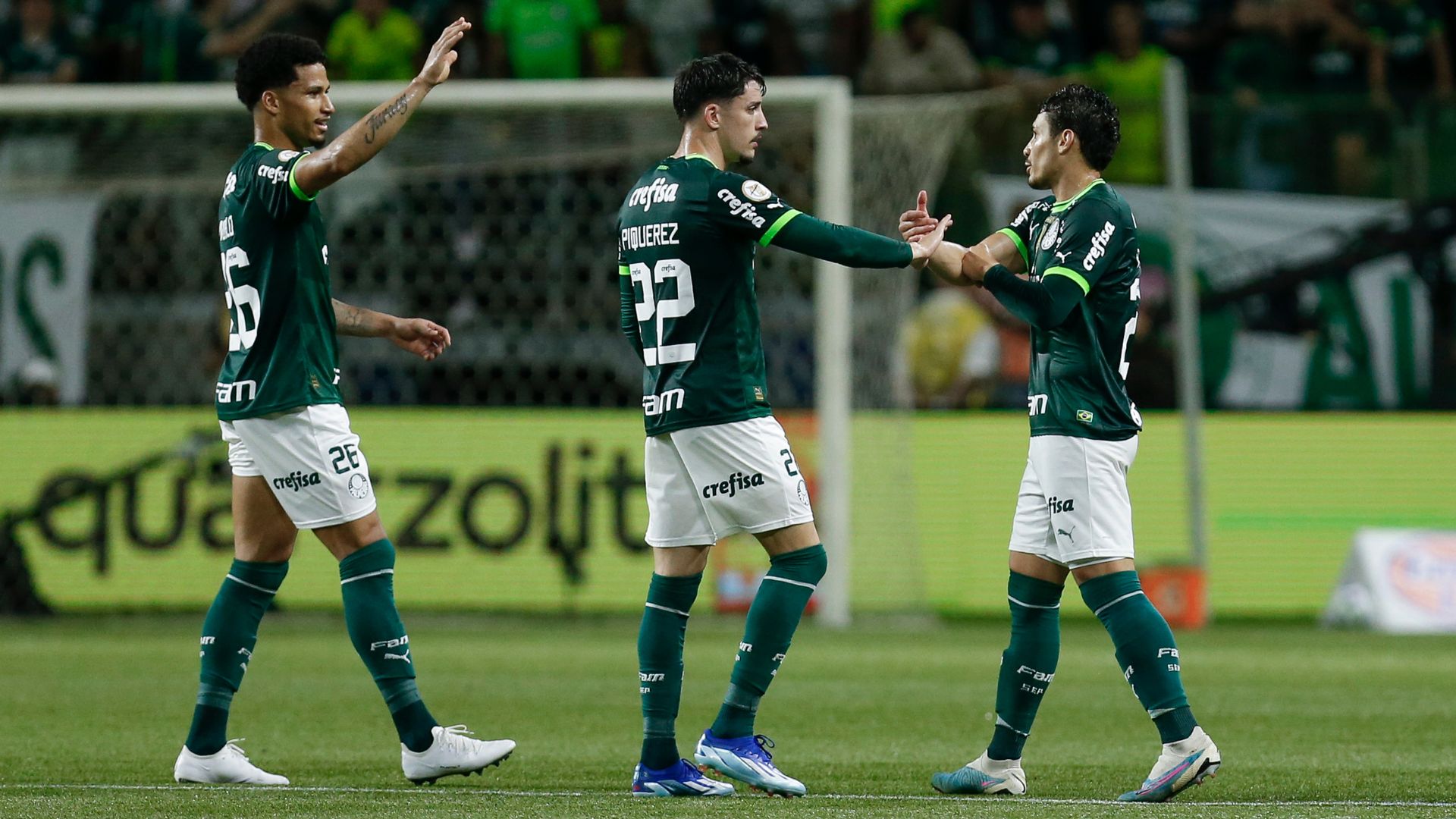 Piquerez comemorando a vitória do Palmeiras ao lado de Murilo e Raphael Veiga 