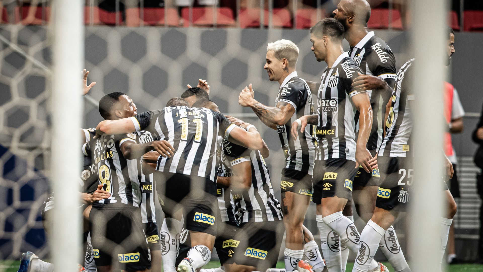 Santos vence o Flamengo em jogão no Mané Garrincha lotado