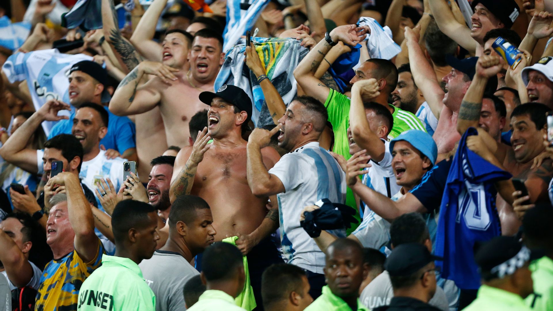 Torcida argentina comemorando a vitória após o término da partida (Crédito: Getty Images)