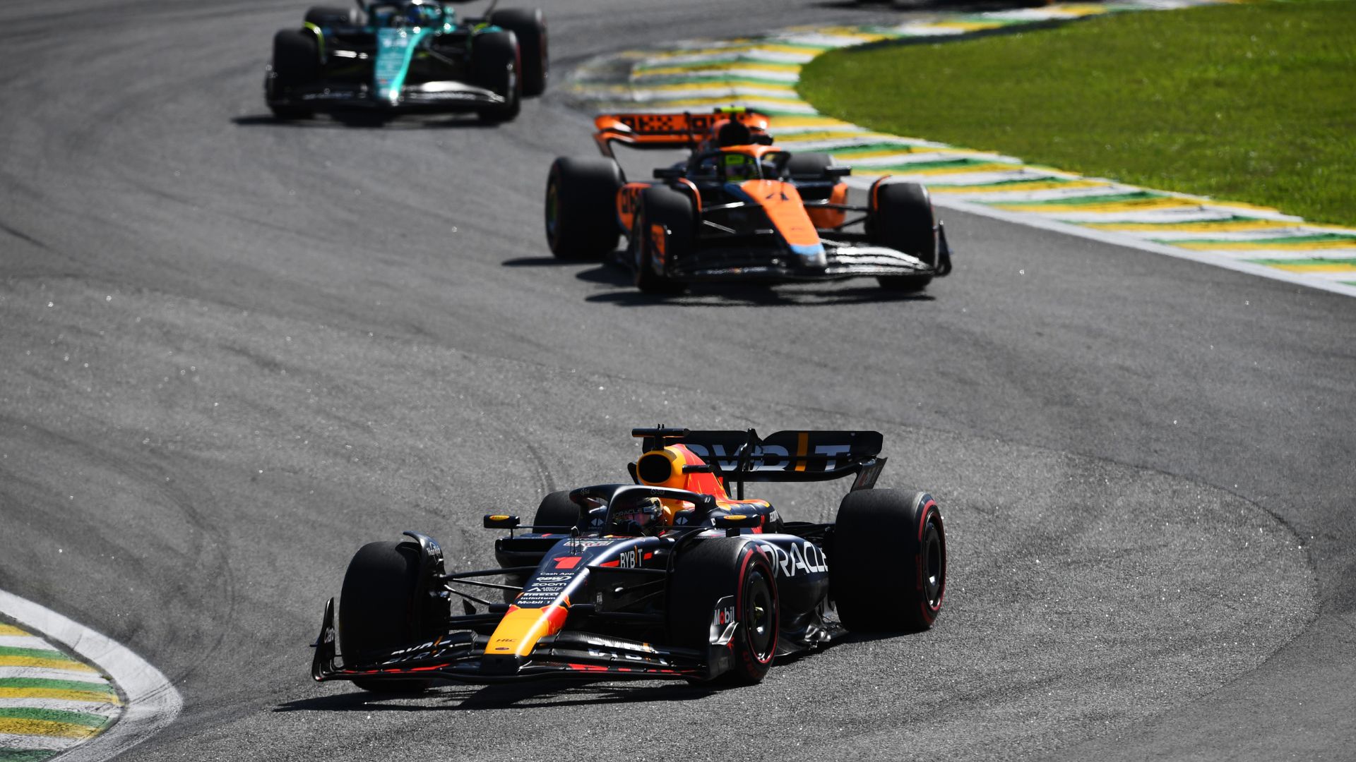 Verstappen comandando a corrida sendo seguido por Lando Norris e Fernando Alonso (Crédito: Getty Images)