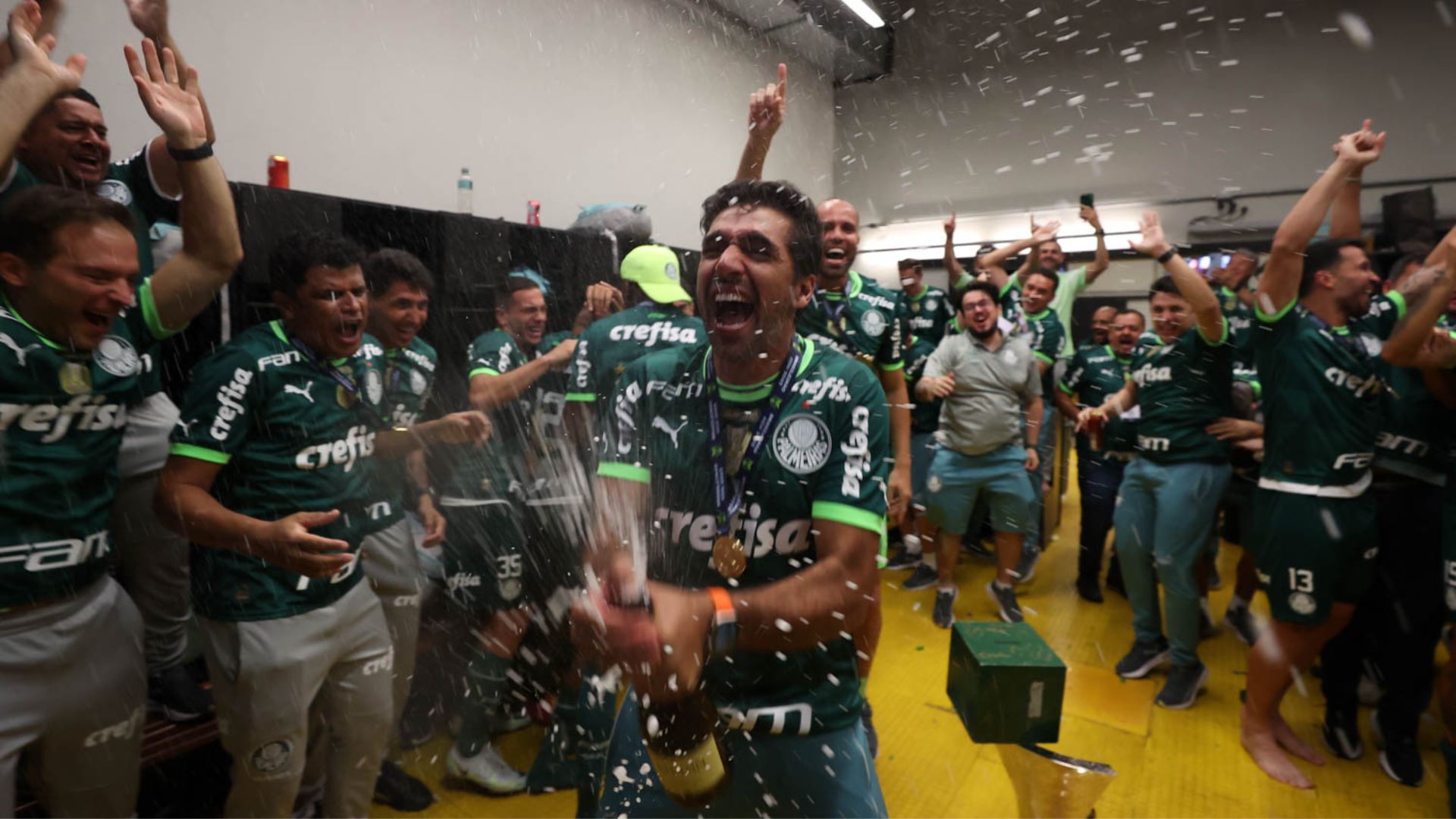 Abel Ferreira comemorando título brasileiro do Palmeiras
