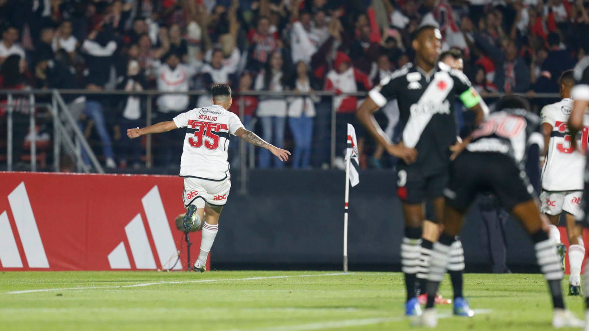 Beraldo comemorando gol marcado contra o Vasco 