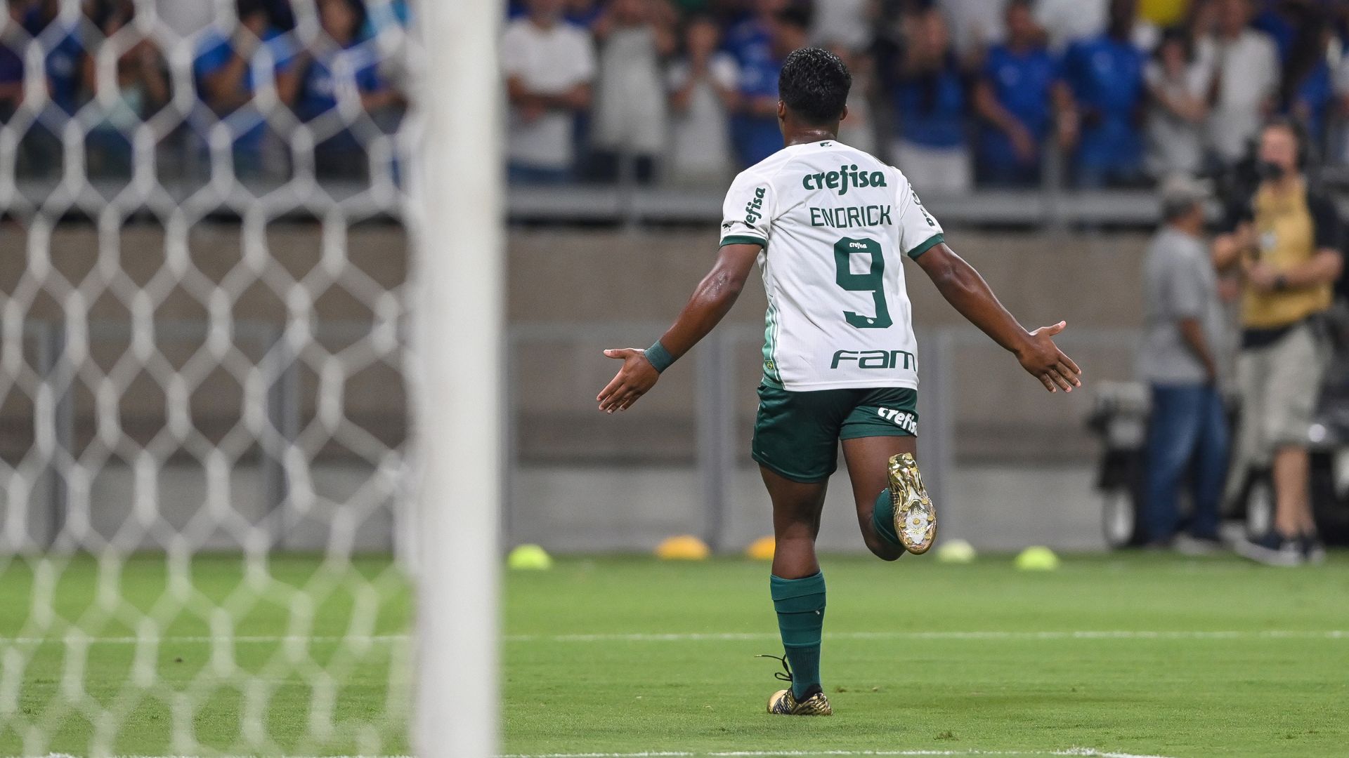 Endrick comemorando gol pelo Palmeiras