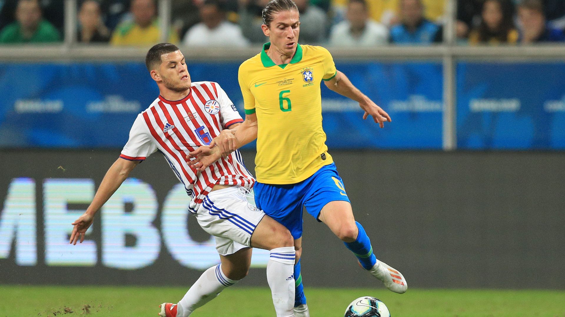 Filipe Luís em ação pela Seleção Brasileira