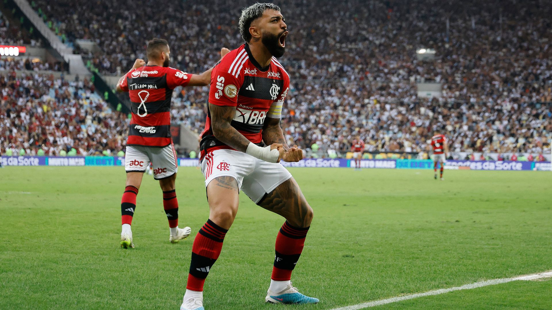 Gabigol comemorando vitória do Flamengo contra o Vasco 