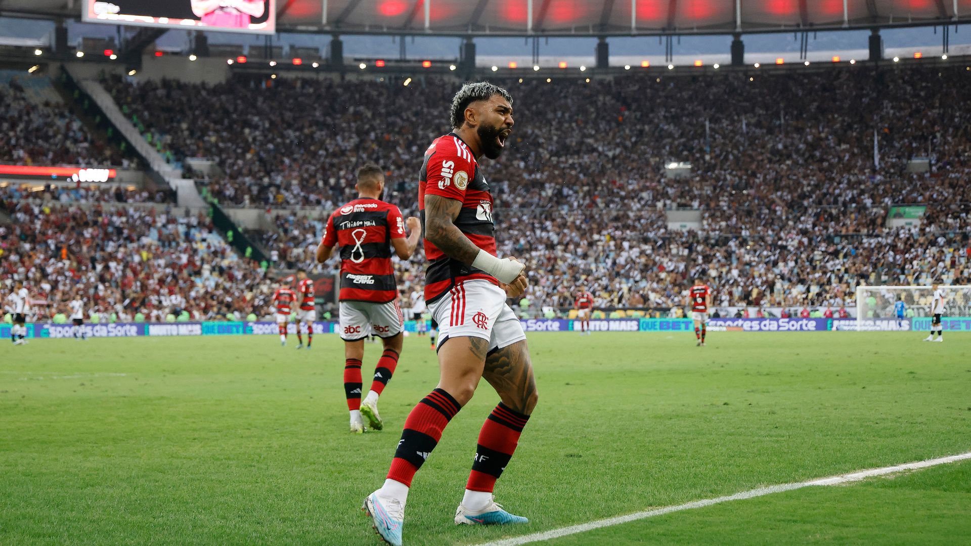 Gabigol comemorando pelo Flamengo