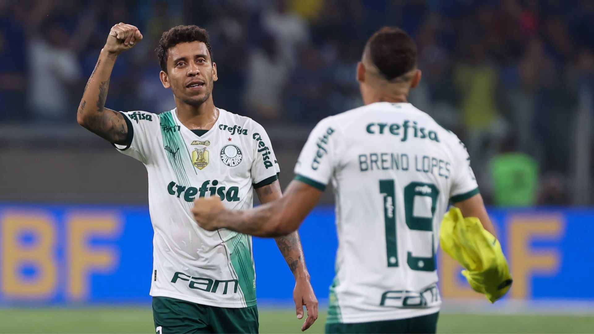 Marcos Rocha em ação em partida contra o Cruzeiro 