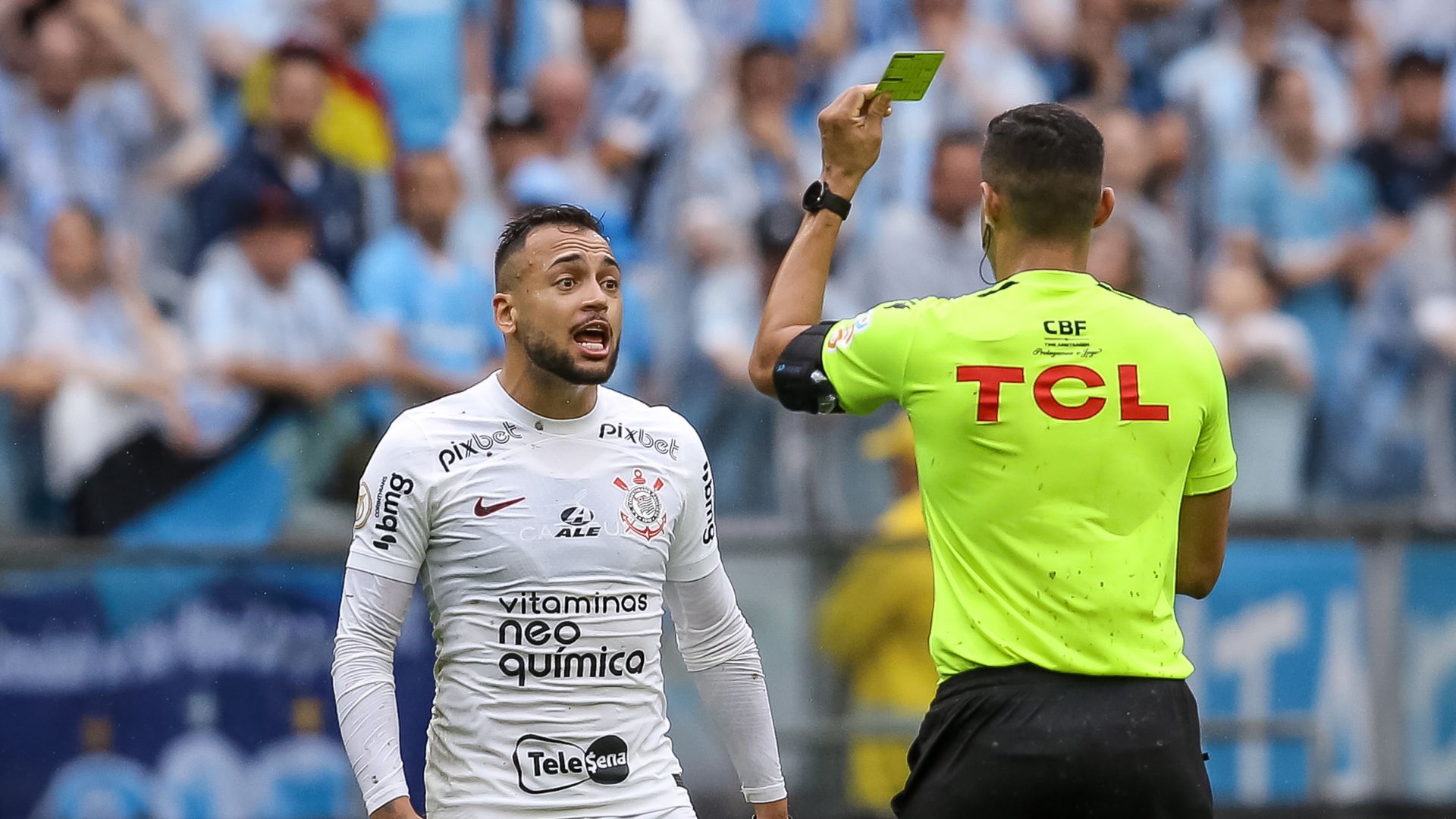 Maycon recebendo cartão amarelo contra o Grêmio 