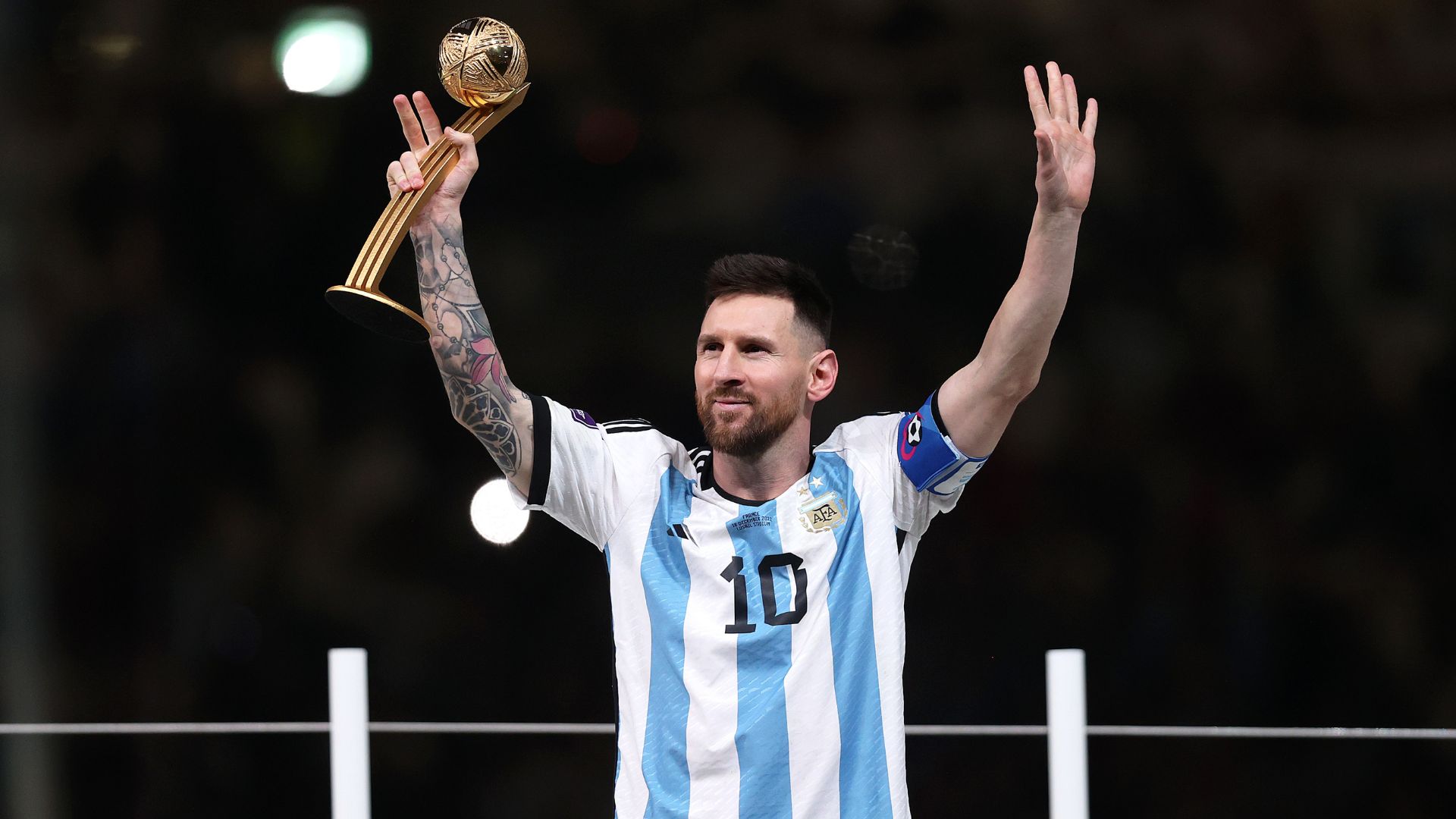 Messi recebendo a Bola de Ouro da Copa do Mundo 