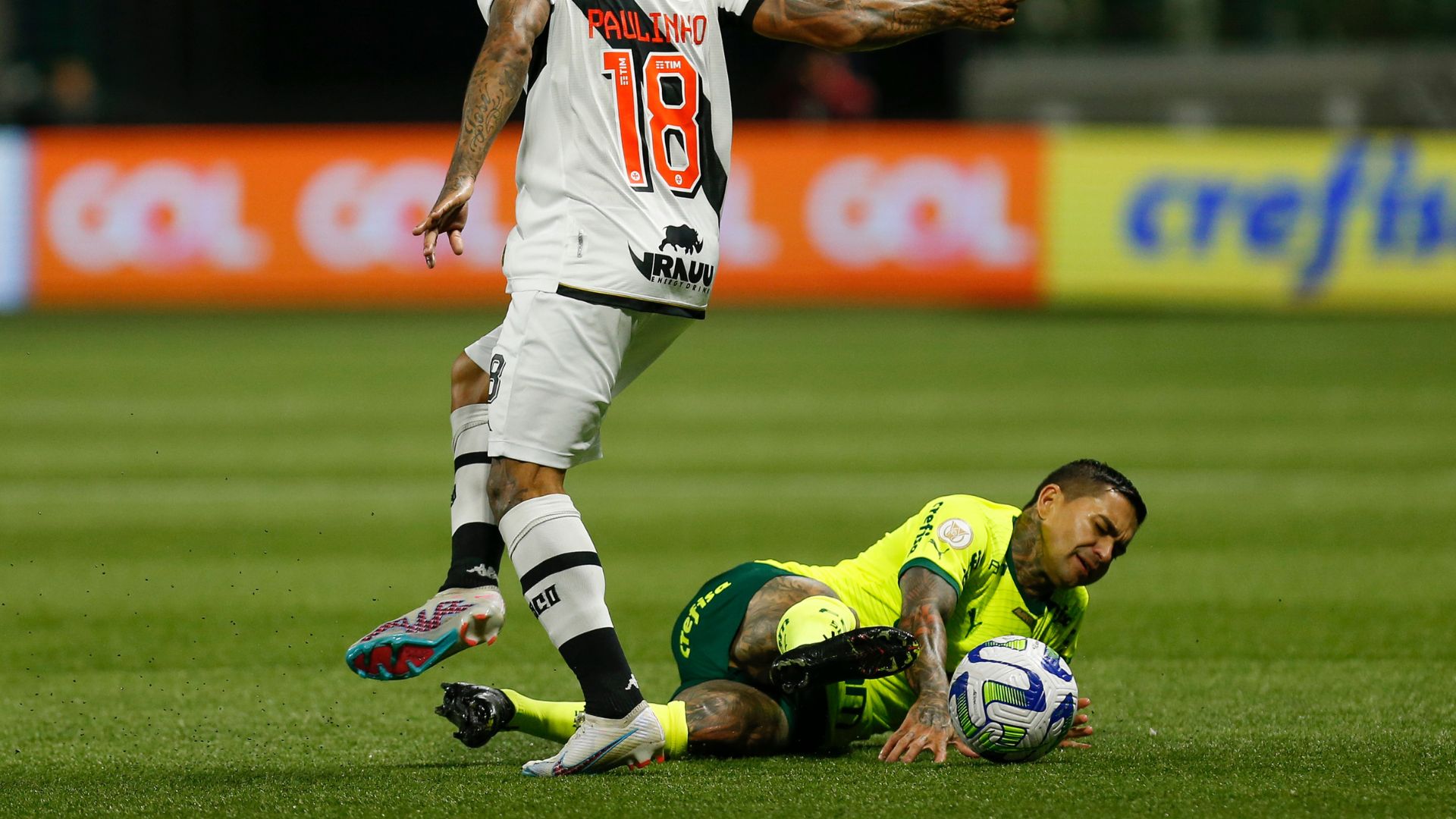 Momento da lesão de Dudu, na partida entre Palmeiras e Vasco (Crédito: Getty Images)