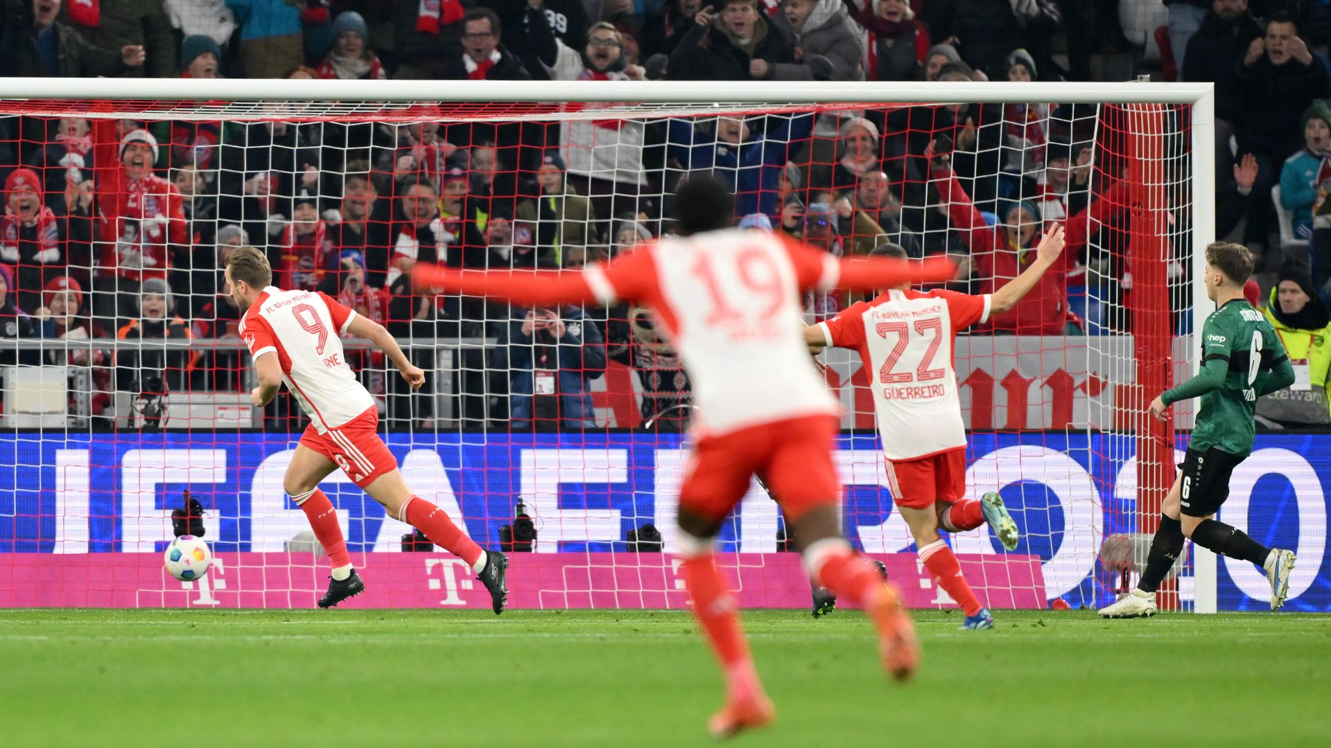 Momento do primeiro gol do Bayern no jogo