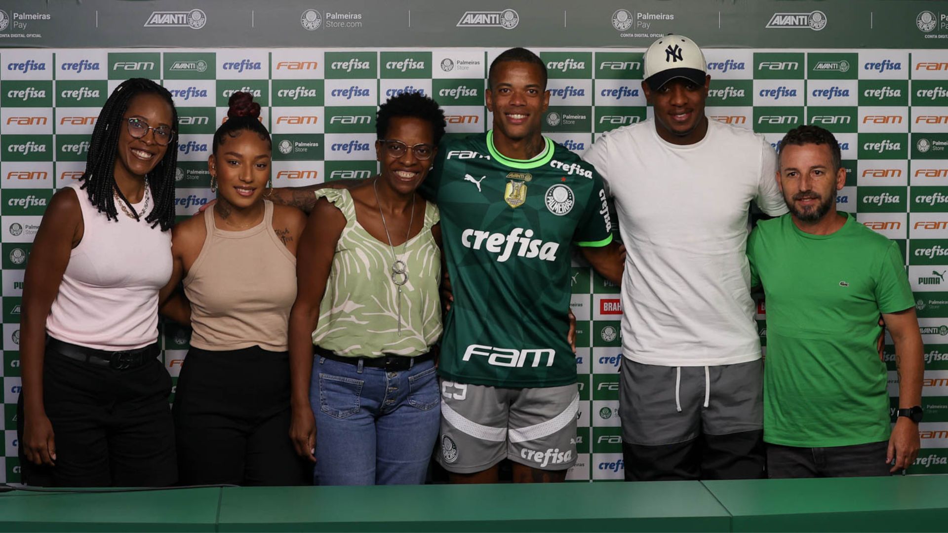 Caio Paulista junto com família em apresentação no Palmeiras (Crédito: Cesar Greco / Palmeiras)