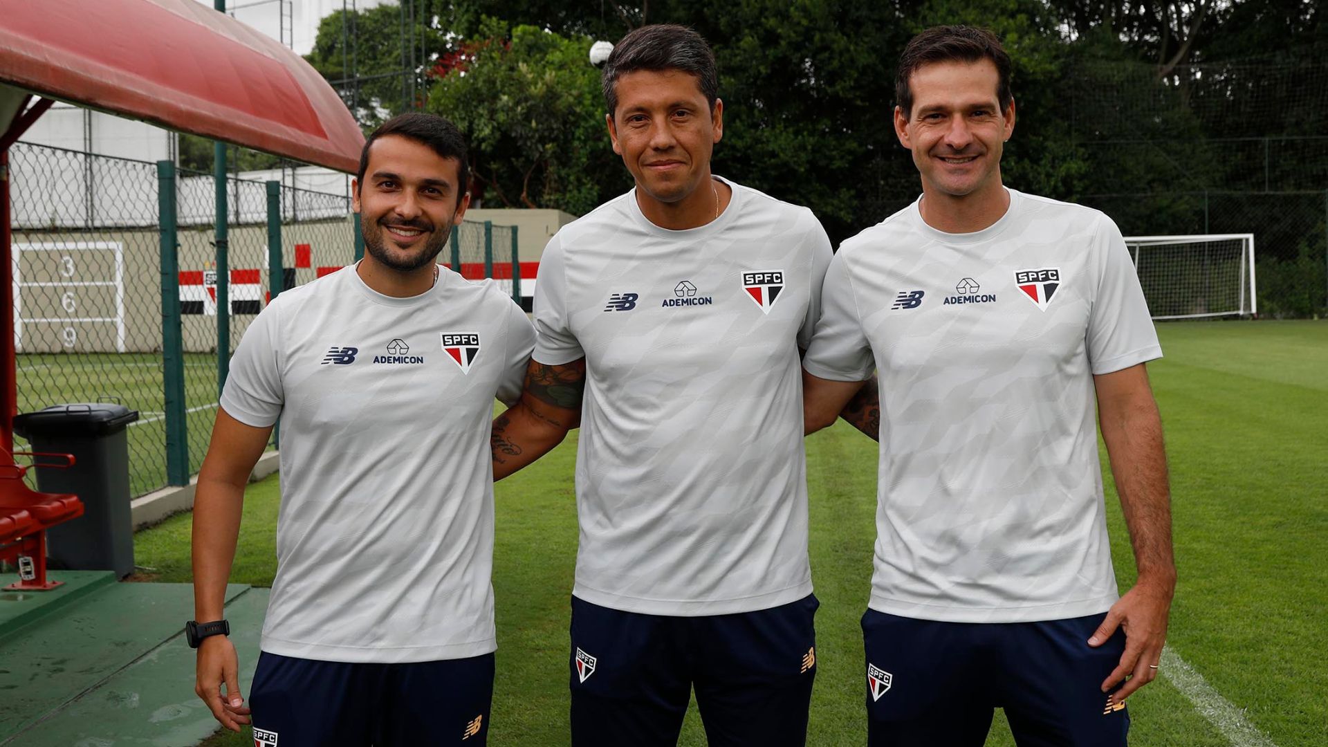 Thiago Carpini junto com sua comissão técnica no São Paulo (Crédito: Rubens Chiri / São Paulo FC)