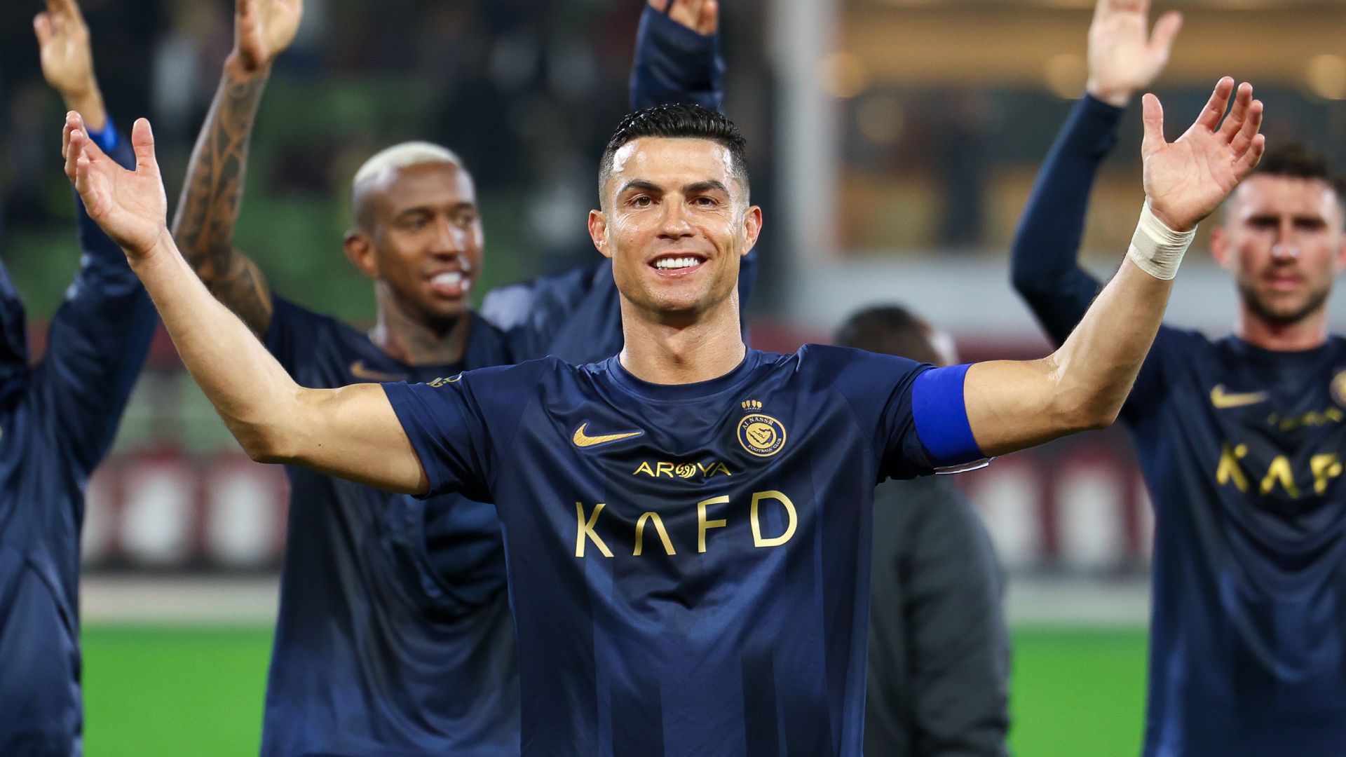 Cristiano Ronaldo comemorando vitória do Al Nassr junto com seus companheiros (Crédito: Getty Images)