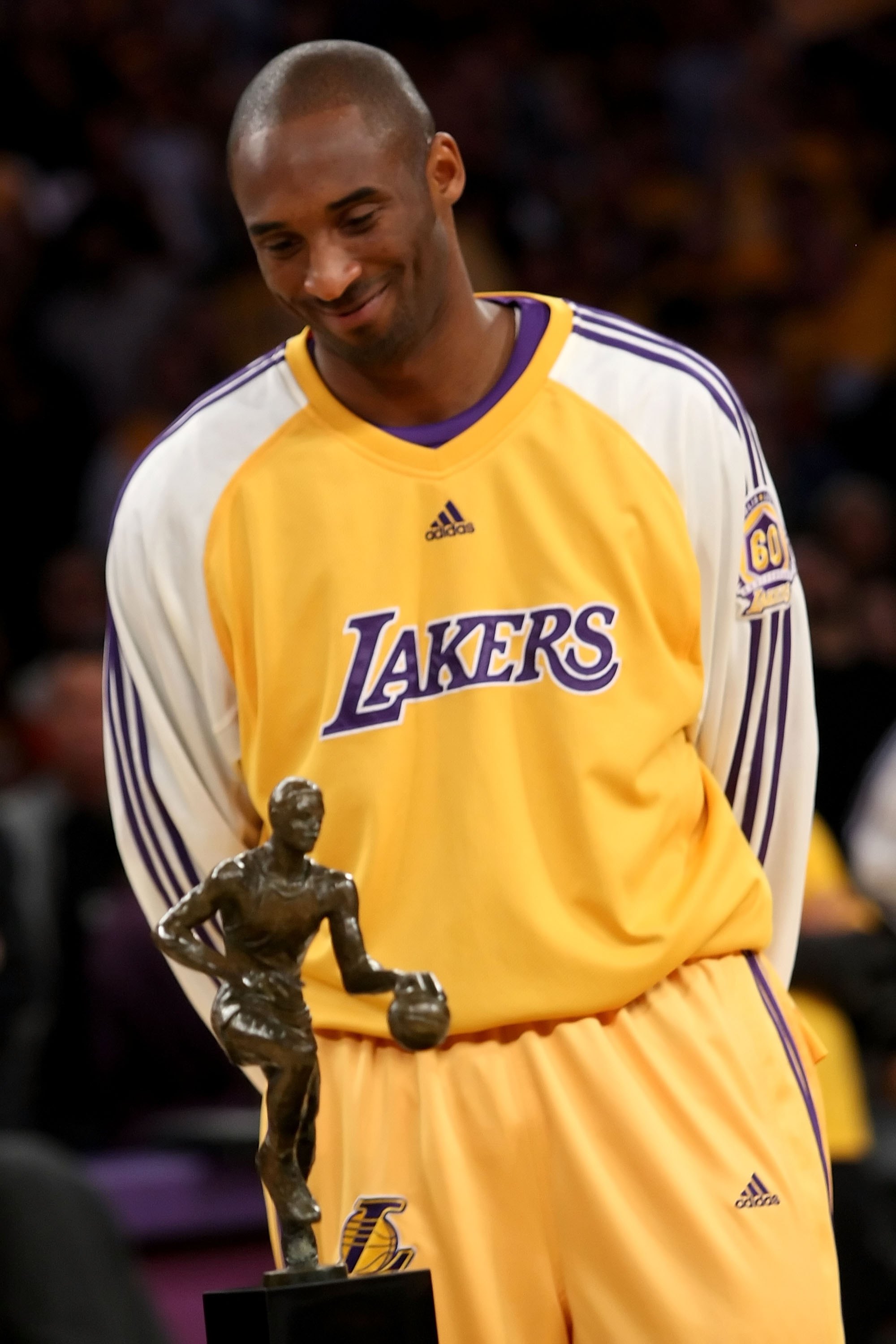 Kobe Bryant e seu troféu de MVP - Créditos: Getty Images