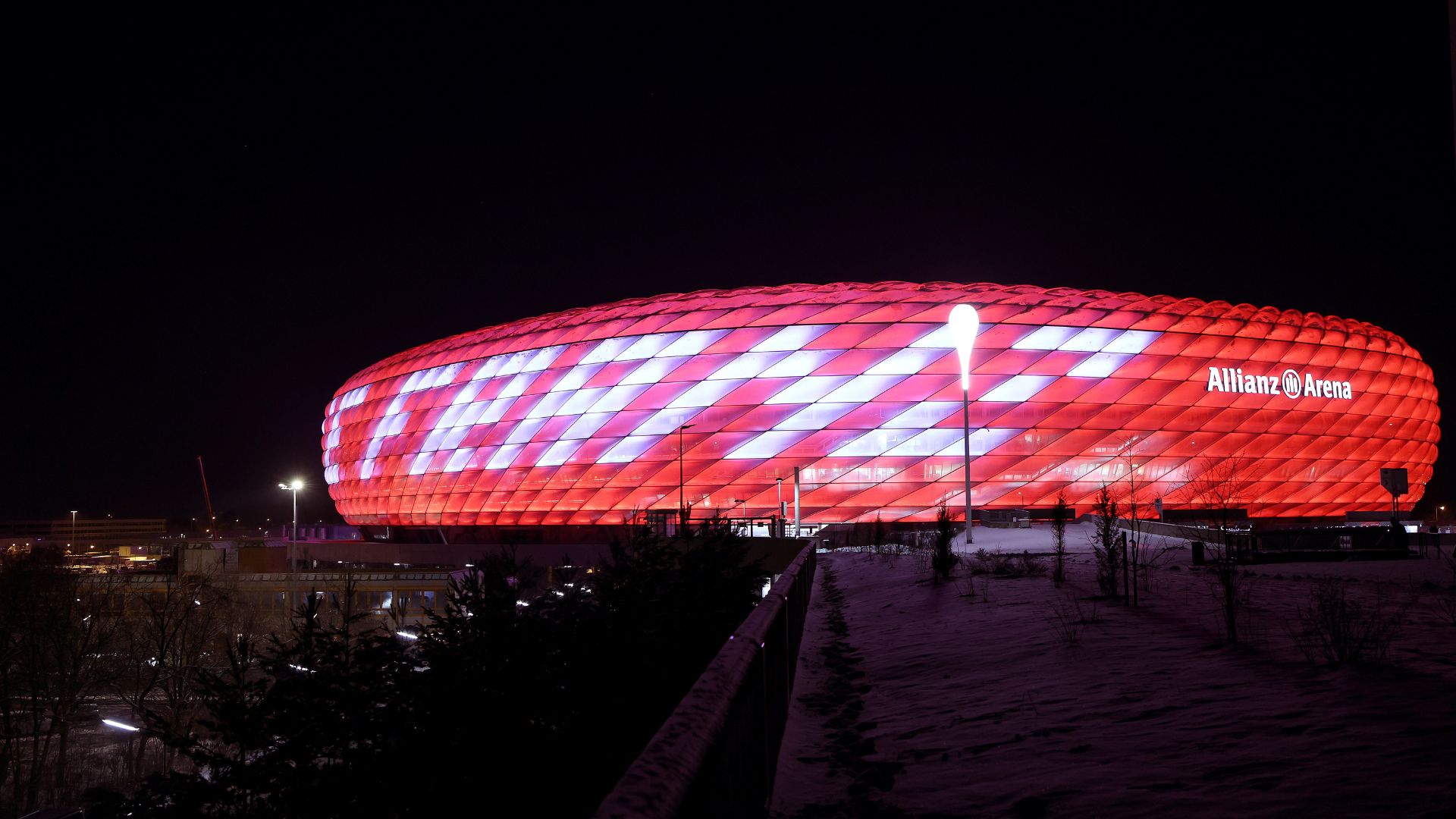 Allianz Arena iluminada em tributo à morte de Franz Beckenbauer (Crédito: Getty Images)