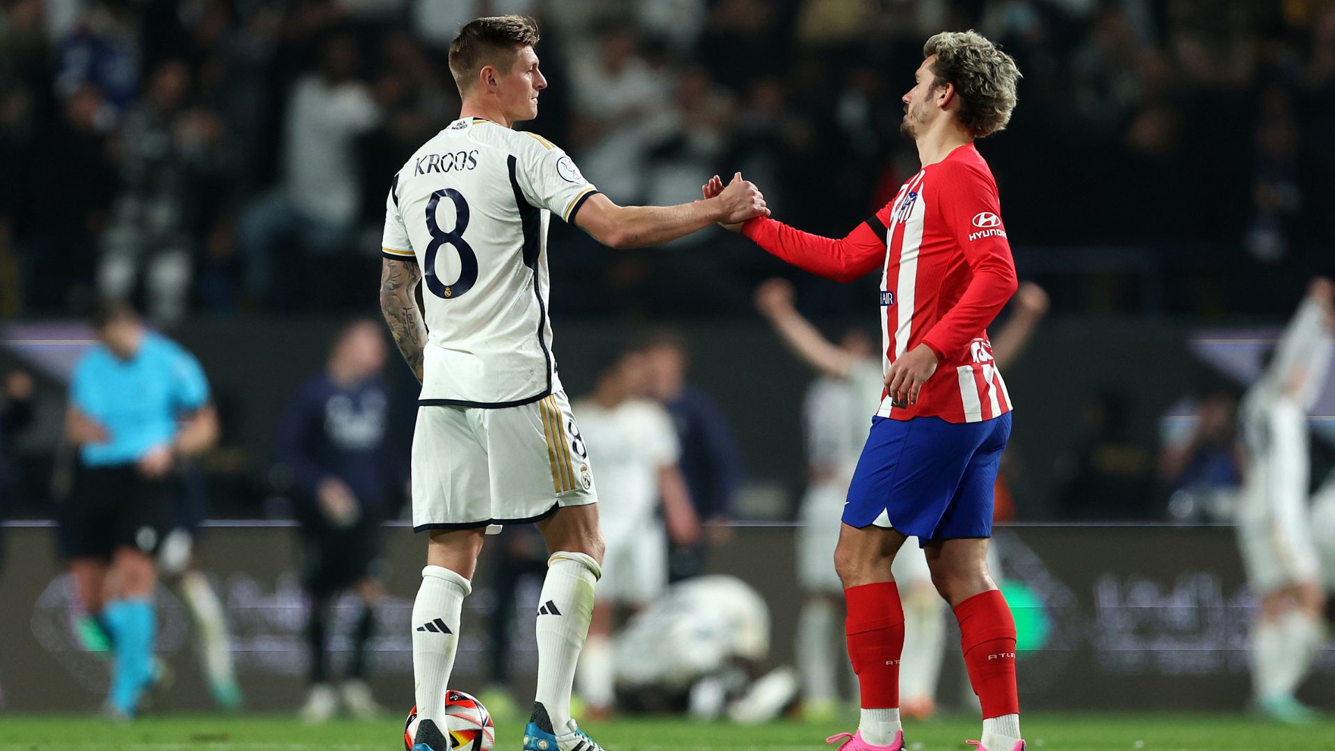 Toni Kroos e Griezmann se cumprimentando após a partida (Crédito: Getty Images)