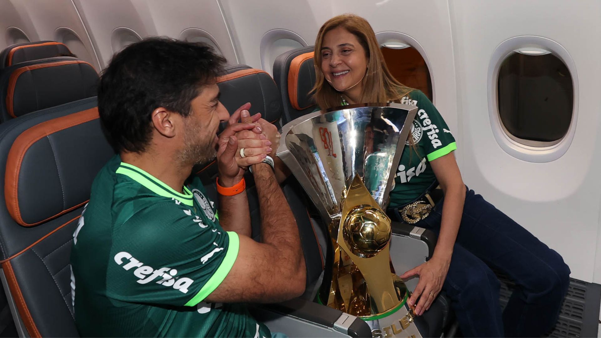 Leila Pereira e Abel Ferreira juntos após conquista do bicampeonato brasileiro (Crédito: Cesar Greco / Palmeiras)